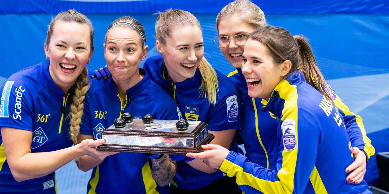 Agnes Knochenhauer, Sofia Mabergs, Sara McManus, reserven Johanna Heldin och Anna Hasselborg firar EM-guldet i höstas.