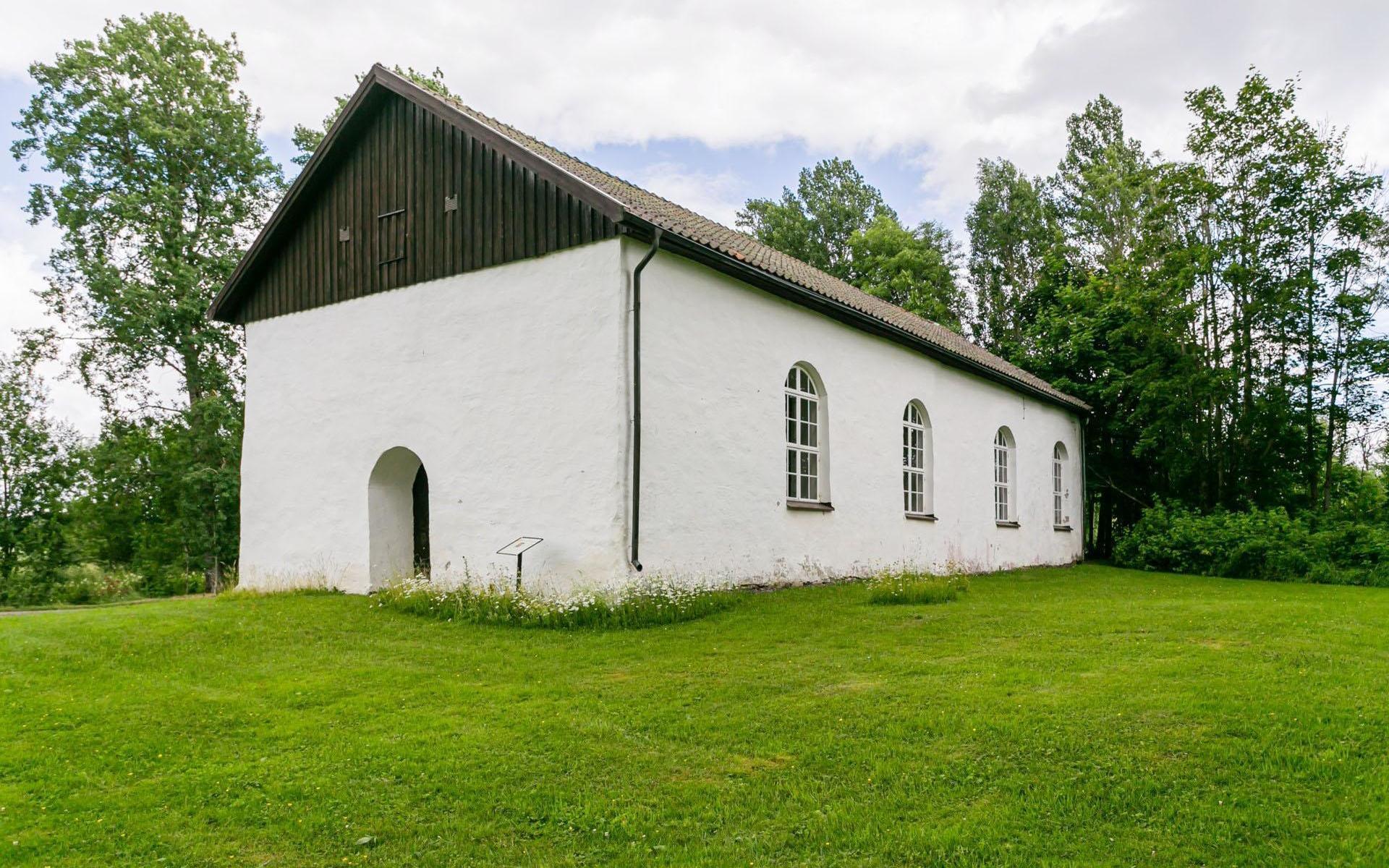 Den gamla medeltida kyrkan i Tösse har nu lagts ut till försäljning.