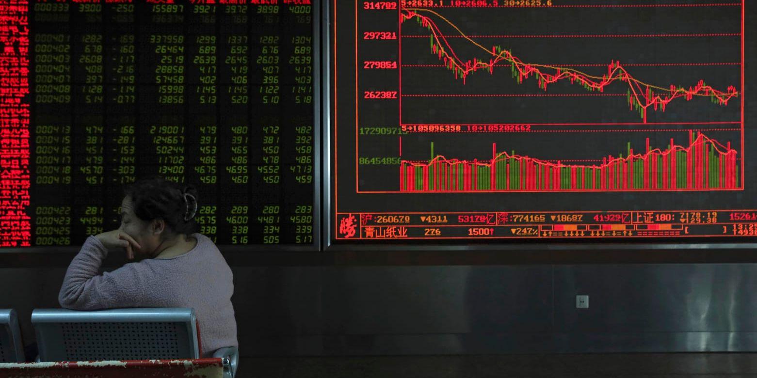 Rött på börsskärmarna i Kina. Börserna i Kina hör till de största förlorarna i år. Shanghais kompositindex har backat 25 procent till och med den 27 december. Arkivbild.