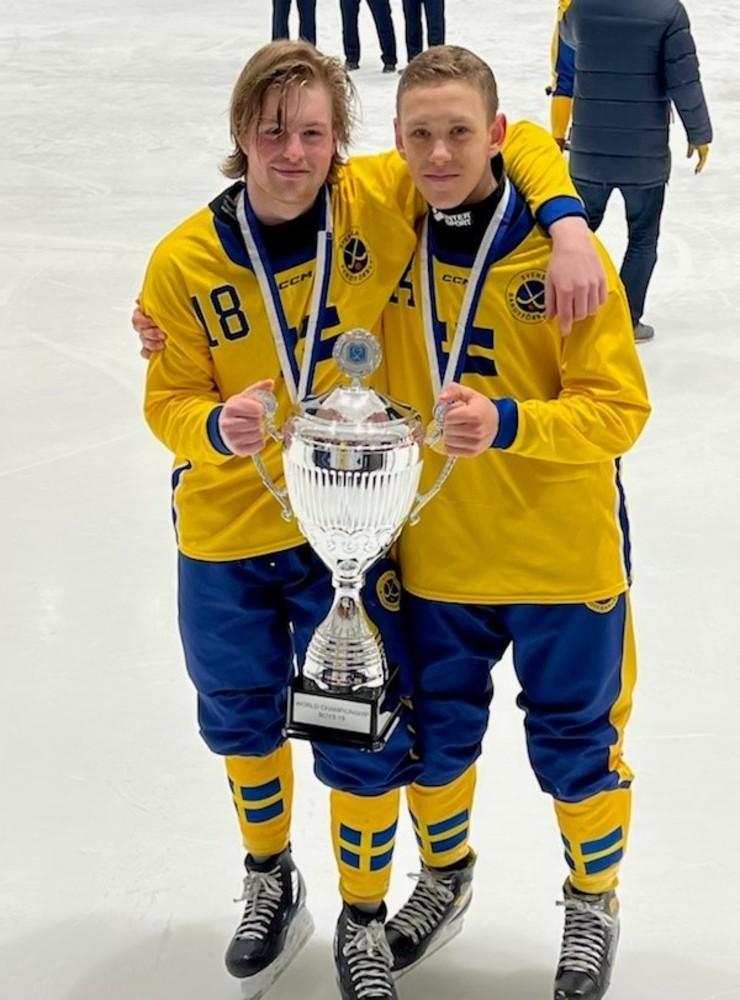 Lukas Forsström och Hugo Nyman firar VM-guld. 