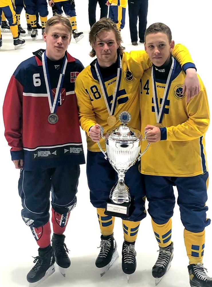 Ole Robin Kåsa Kjellmann, Lukas Forsström och Hugo Nyman efter finalen i P19-VM. 