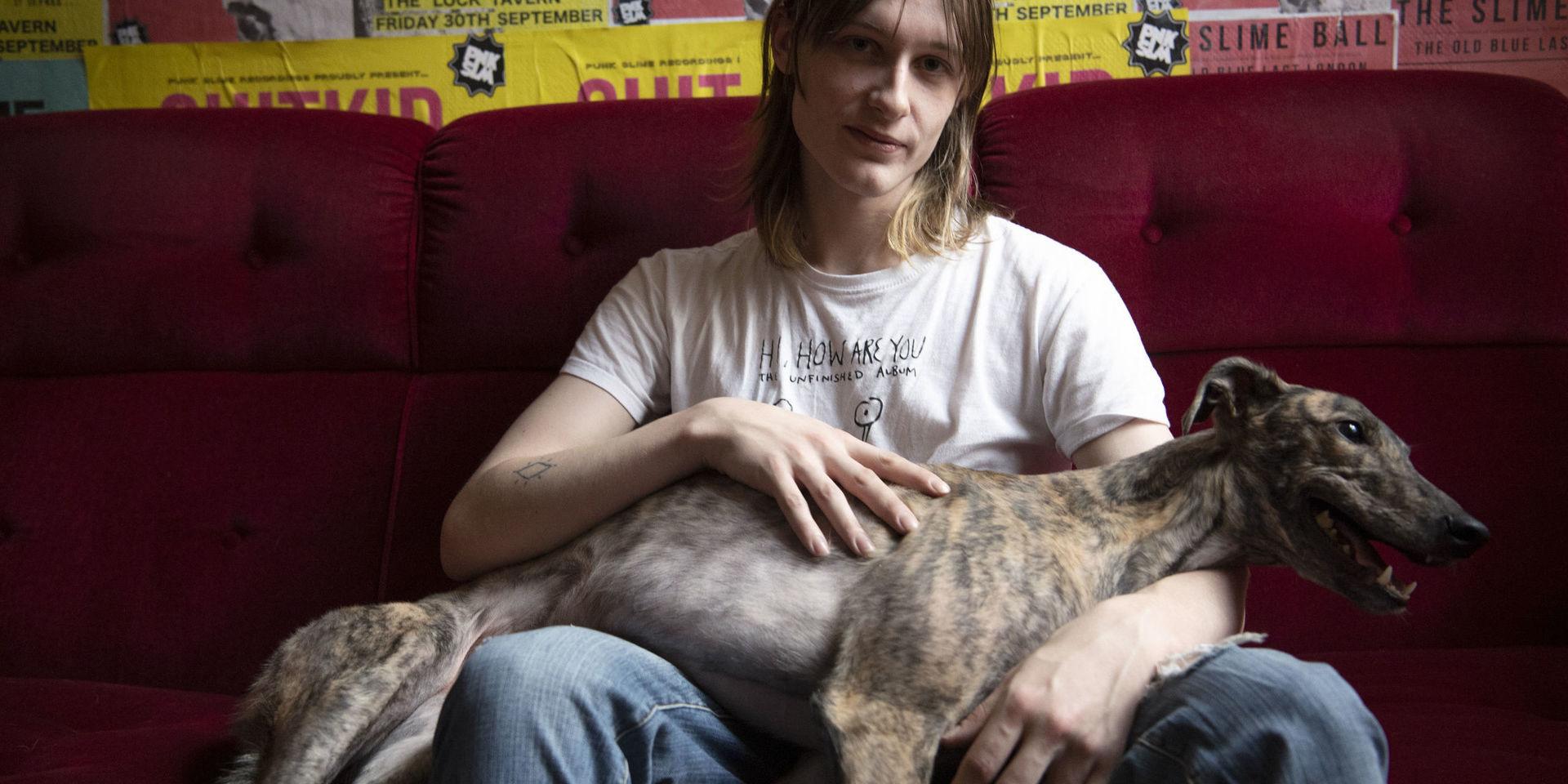 Hunden Blurr vilar i husse Hannes Ferms knä, i väntan på att Holys nya album 'Ryder' ska släppas.