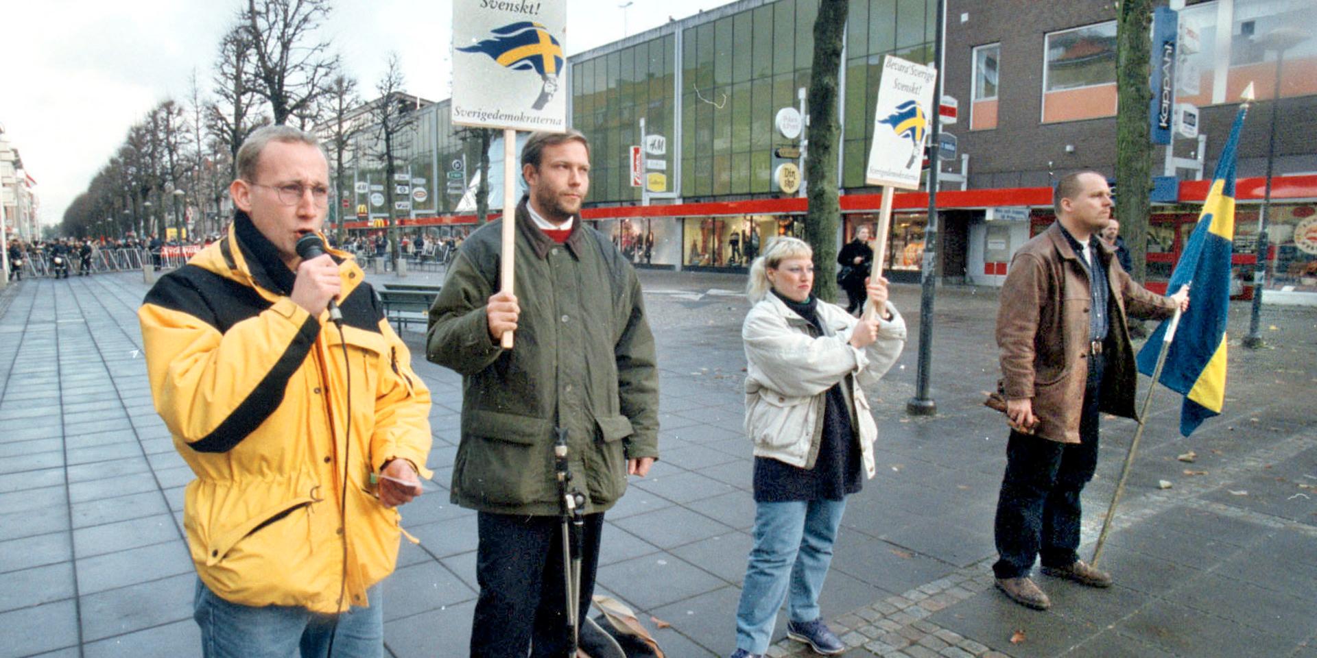 Sverigedemokraterna har torgmöte i Trollhättan 1997.