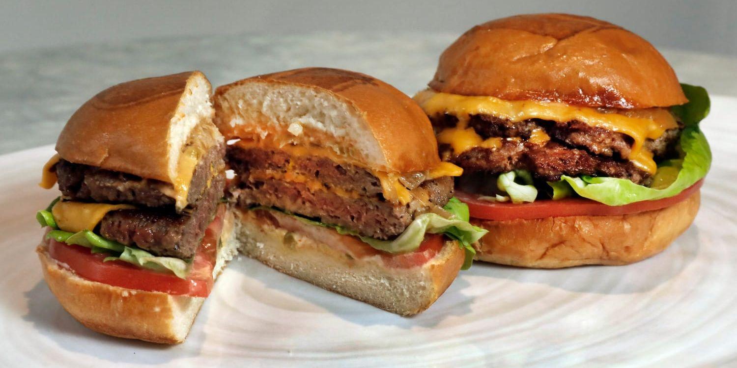 Till vänster en så kallad Impossible Burger, från företaget Impossible Foods som producerar växtbaserade köttsubstitut. Till höger en kötthamburgare. Arkivbild.