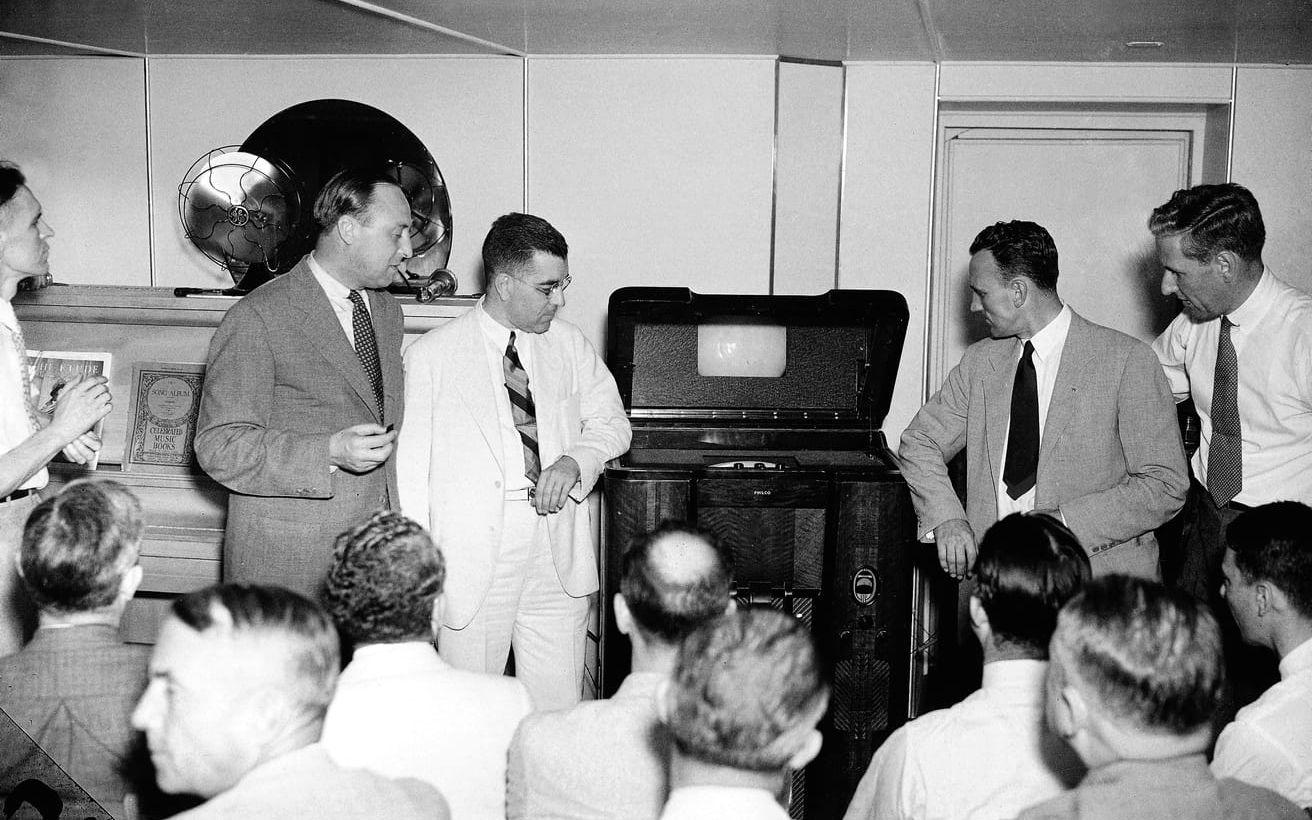 TV:n har egentligen två uppfinnare som jobbade oberoende av varandra: skotten John L. Baird och ryssamerikanen Vladimir Zworykin. De första reguljära tv-sändningarna började 1936 i London. I USA starade de kommersiella tv-sändningarna 1941 efter flera års experimenterande. Foto: TT