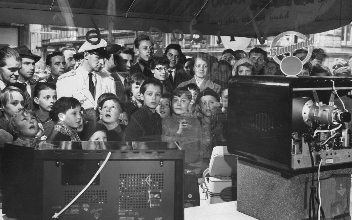 FÖRSTA SVENSKA TV-SÄNDNINGEN. Den 4 september 1956 drar de första officiella sändningarna igång i Sverige, även om man testat tekniken sedan 1954. Det stora genombrottet kom två år senare i samband med att fotbolls-VM hölls i Sverige.Foto: TT