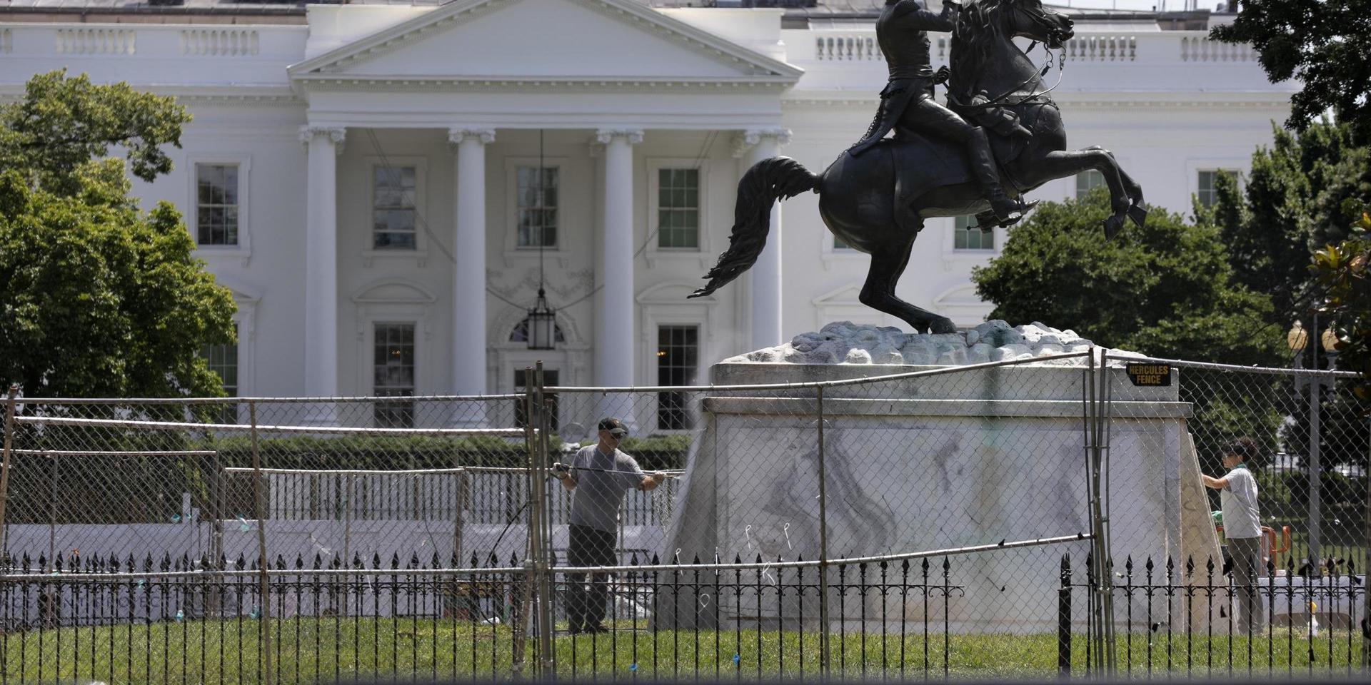 Statyn som föreställer den tidigare presidenten Andrew Jackson, utanför Vita huset i huvudstaden Washington. Arkivbild.