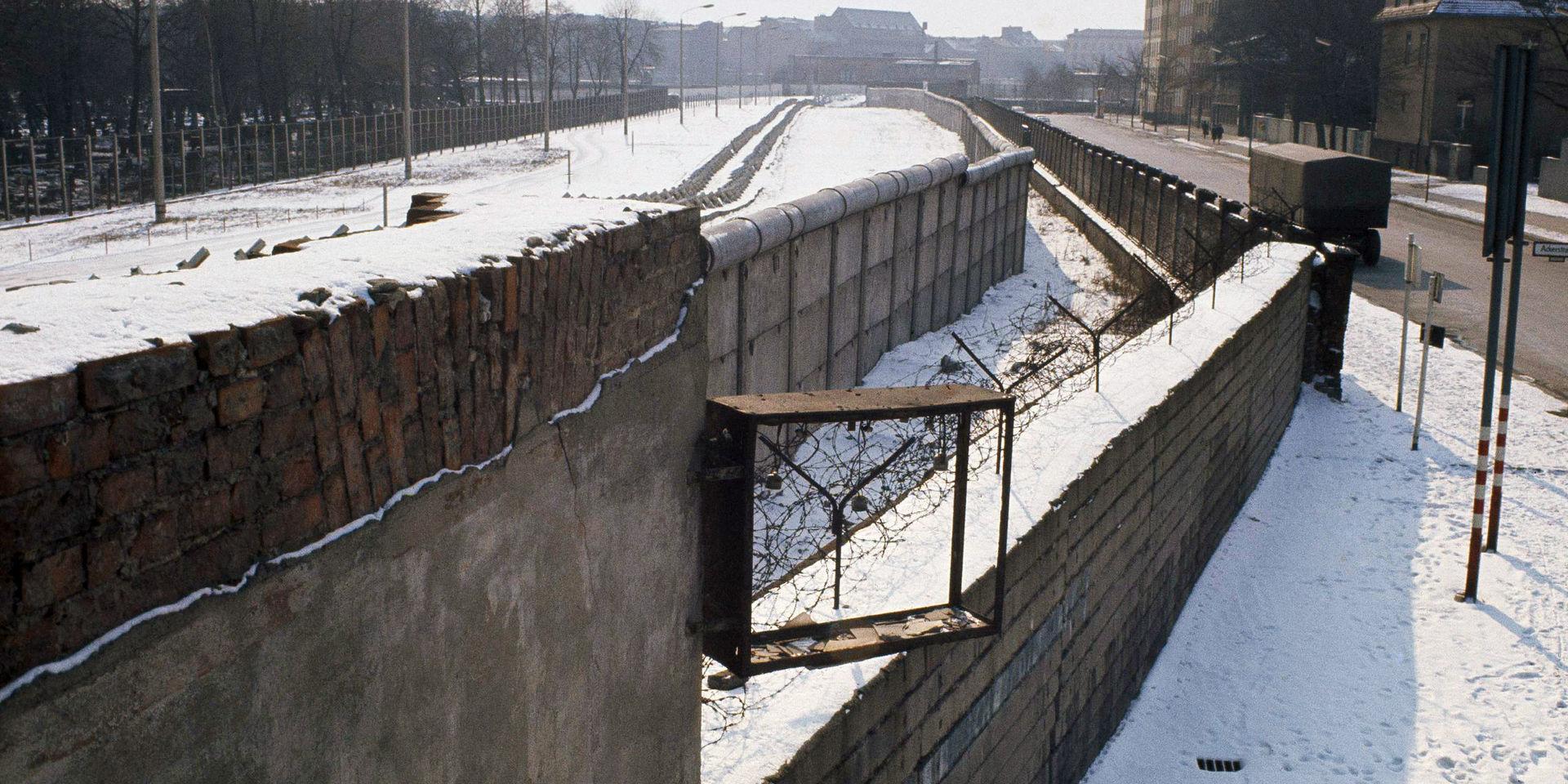 En del av Berlinmuren medan den stod på plats. Arkivbild. 