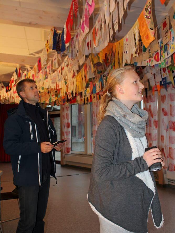 FLAGGHAV. Hans Torstensson och Kajsa Westberg spanar in utställningen på Kronan. Senare på dagen ska de manifestera. "Det blir så tydligt att vi alla tycker samma sak", säger Kajsa. Foto: Sofia Callesson