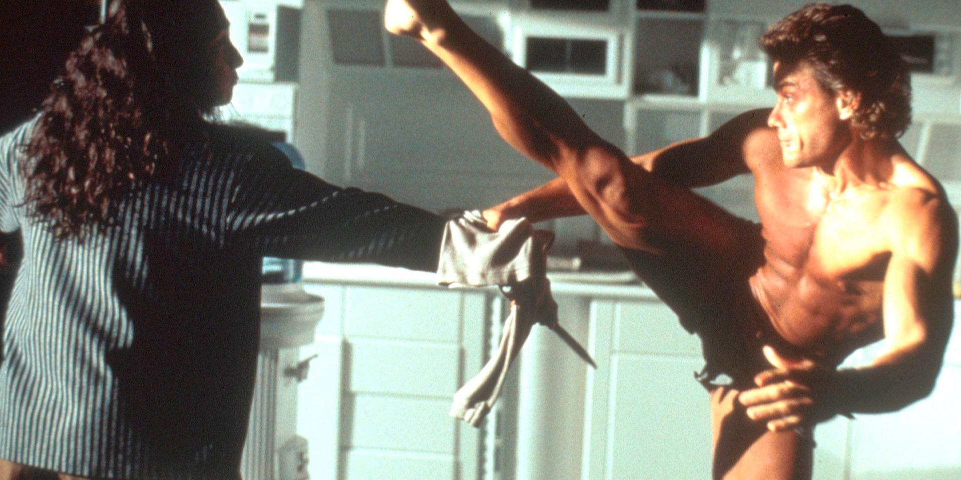 Jean-Claude Van Damme flexar sina muskler från Bryssel i 'Timecop' (1994) , en tidsreseaction så dum att klockorna stannar. Pressbild.