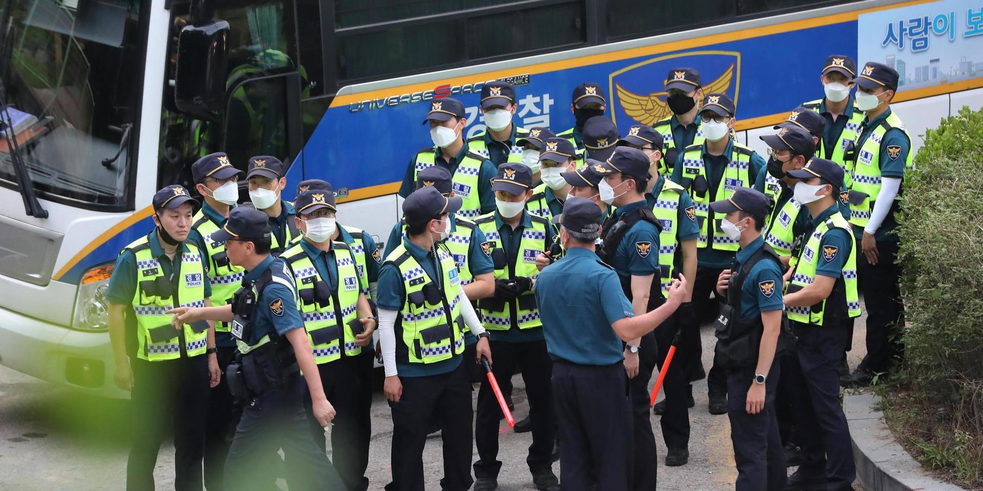 Poliser under sökinsatsen efter Seouls försvunne borgmästare Park Won-Soon.