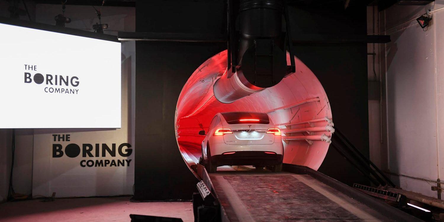 En modifierad variant av Teslas mest exklusiva bil Model X står beredd att påbörja färden i Elon Musks första hypersnabba biltunnel i Los Angeles.
