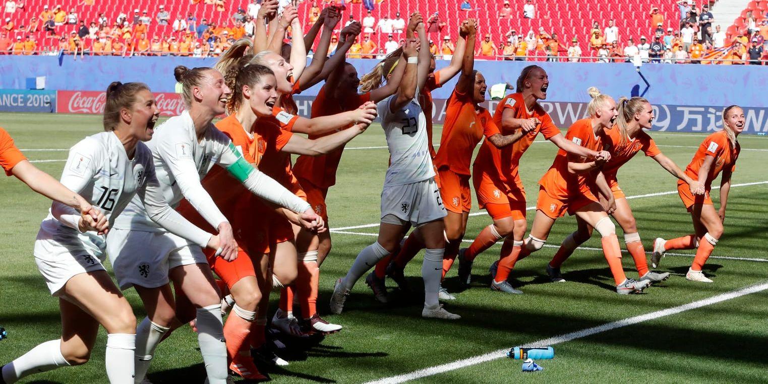 Nederländerna firade efter 2–0-segern i VM-semifinalen mot Italien – nu väntar Sverige.
