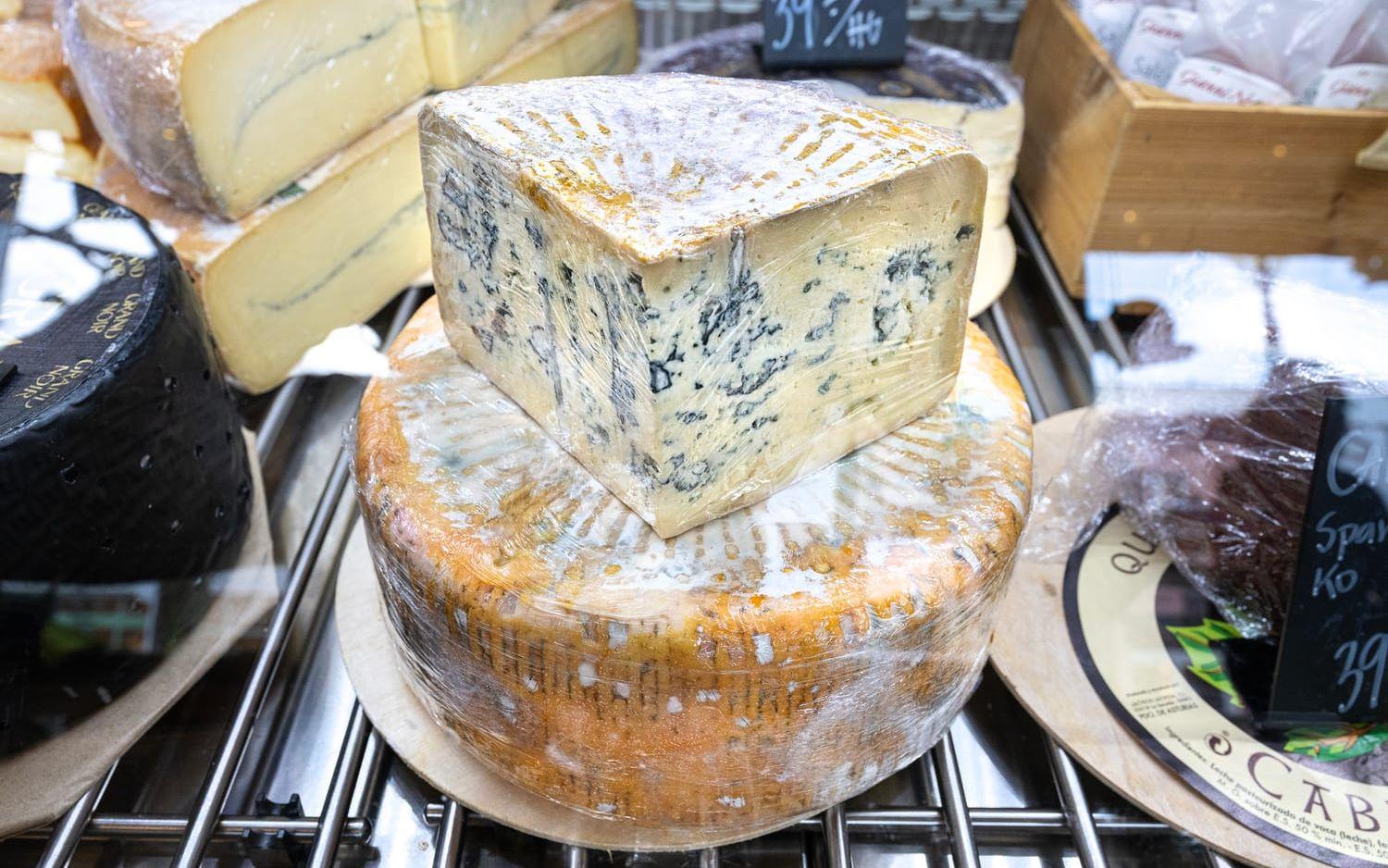 I ostdisken finns många olika sorters av ost.