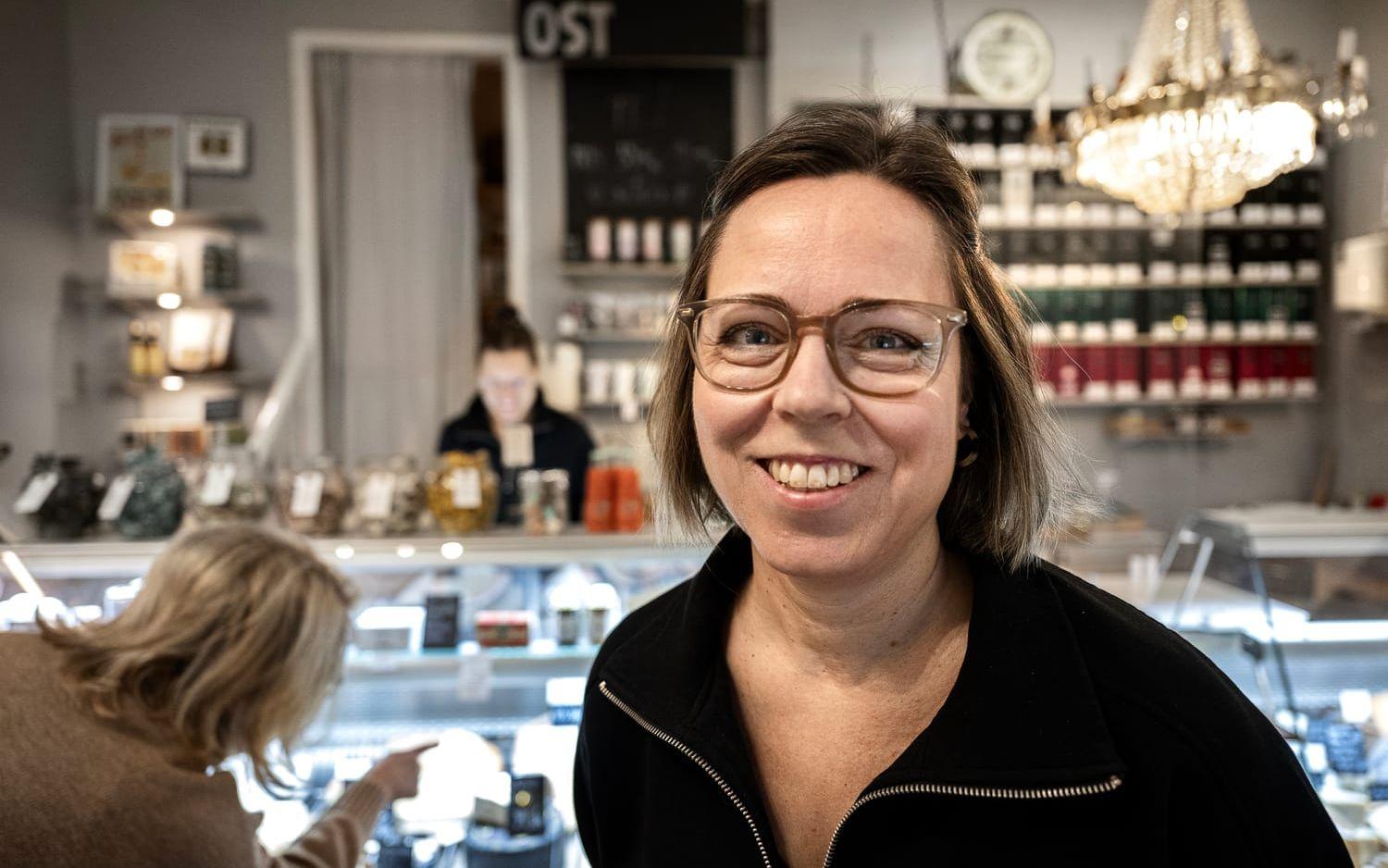 Vänersborgaren Tina Fredriksson är utbildad förskollärare och har jobbat inom skobranschen, men sedan 2016 driver hon den anrika butiken i Vänersborg.