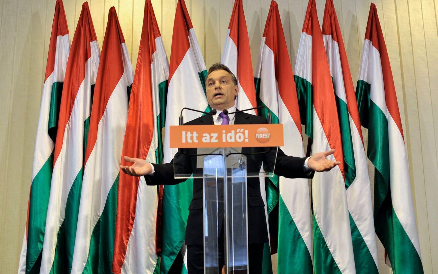 'Det är dags', står skrivet under Viktor Orbán när han segertalar på en presskonferens efter valet 2010. 13 år senare är han fortfarande premiärminister i Ungern. Arkivbild.