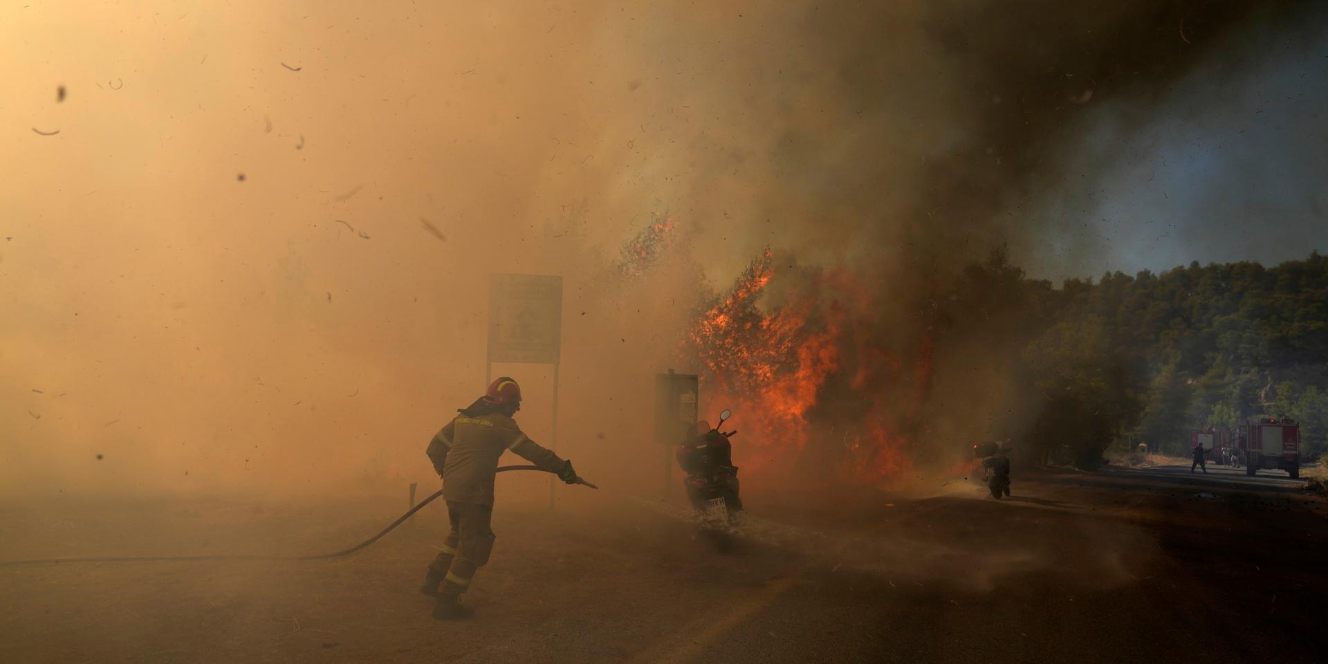 Omfattande skogsbränder har härjat i södra Europa till följd av extremhetta. På bilden försöker grekisk brandkår släcka en brand.