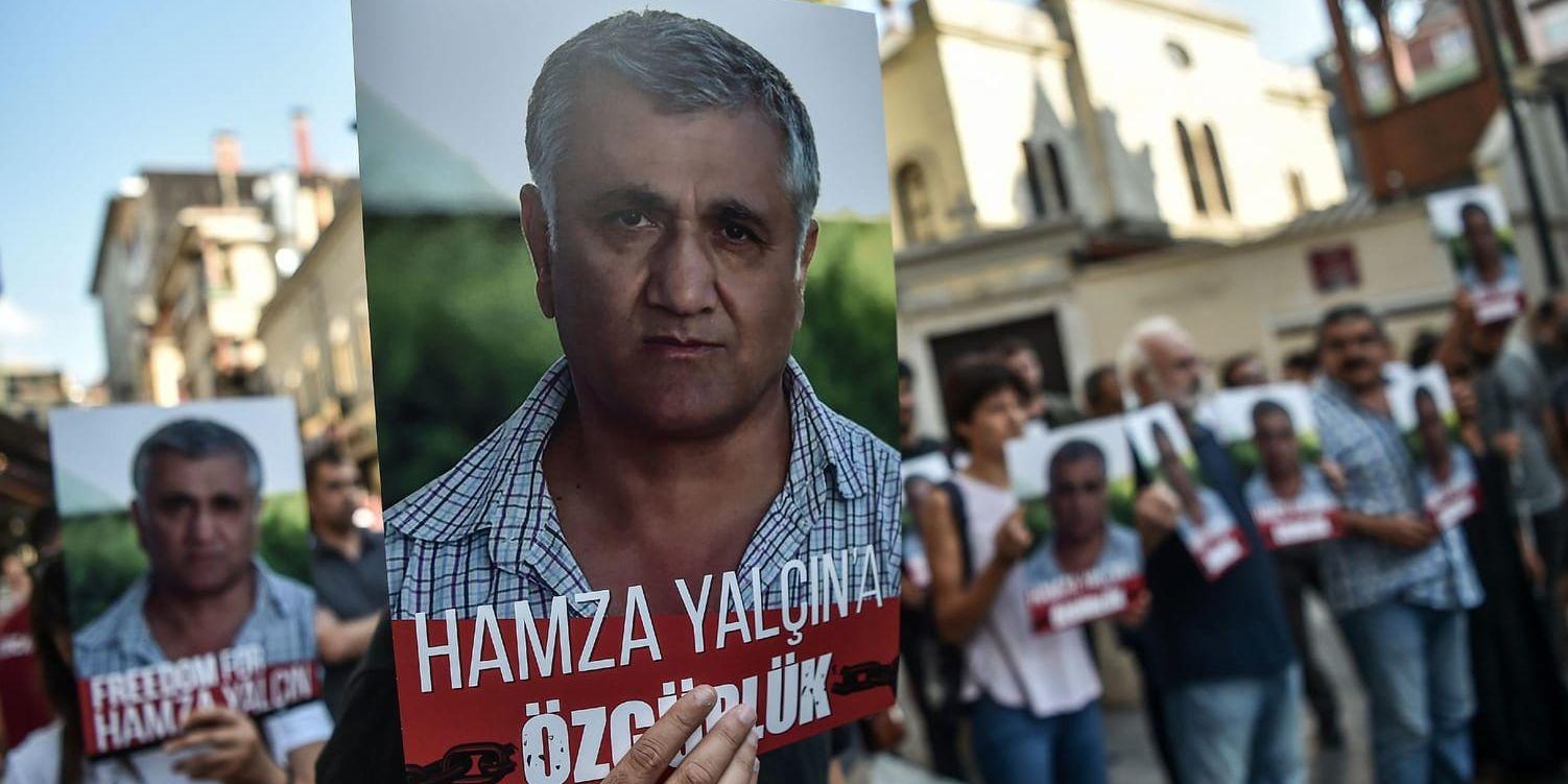Demonstranter i Istanbul i Turkiet bär plakat med Hamza Yalcins porträtt under en protest mot den spanska häktningen. Arkivbild.