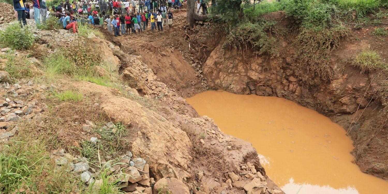 Minst 60 personer befaras ha omkommit i översvämmade gamla guldgruvor i Zimbabwe.