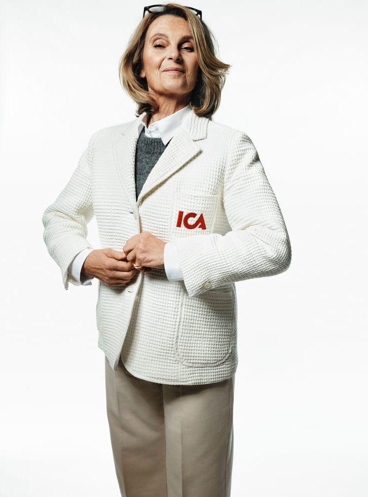 Suzanne Reuter som Ica-Stina i den välkända Ica-reklamen. Pressbild.