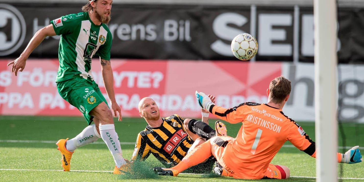 Häckens Alexander Farnerud tar sig förbi Björn Paulsen och lyfter in 1–0 förbi Hammarbys utrusande målvakt Ögmundur Kristinsson strax före paus. Häcken vann matchen med 2–0.