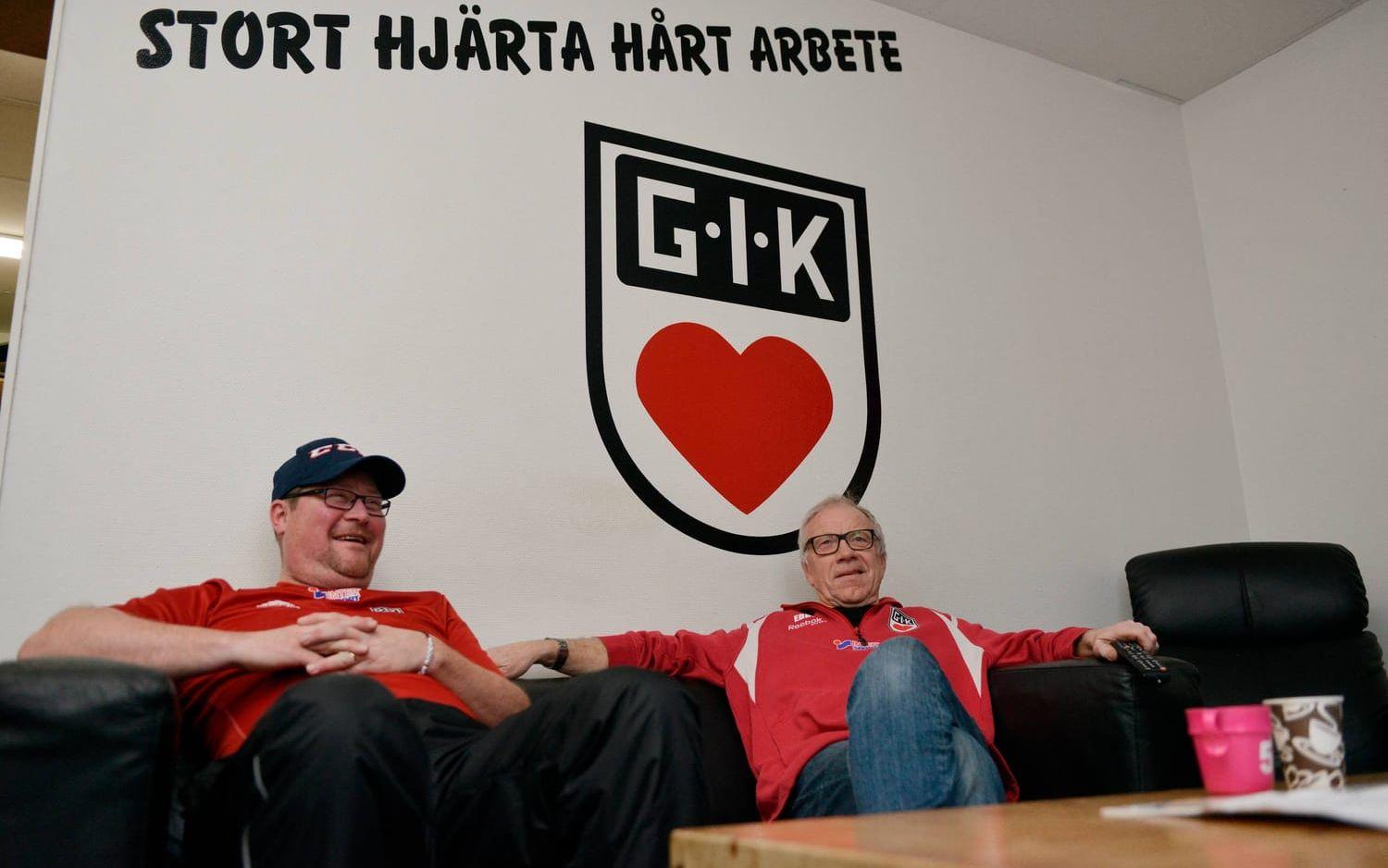 Engagemang. Tomas Lundgren, målvaktstränare och Ebbe Fransson, materialare, får symbolisera klubbens hjärtetråd.