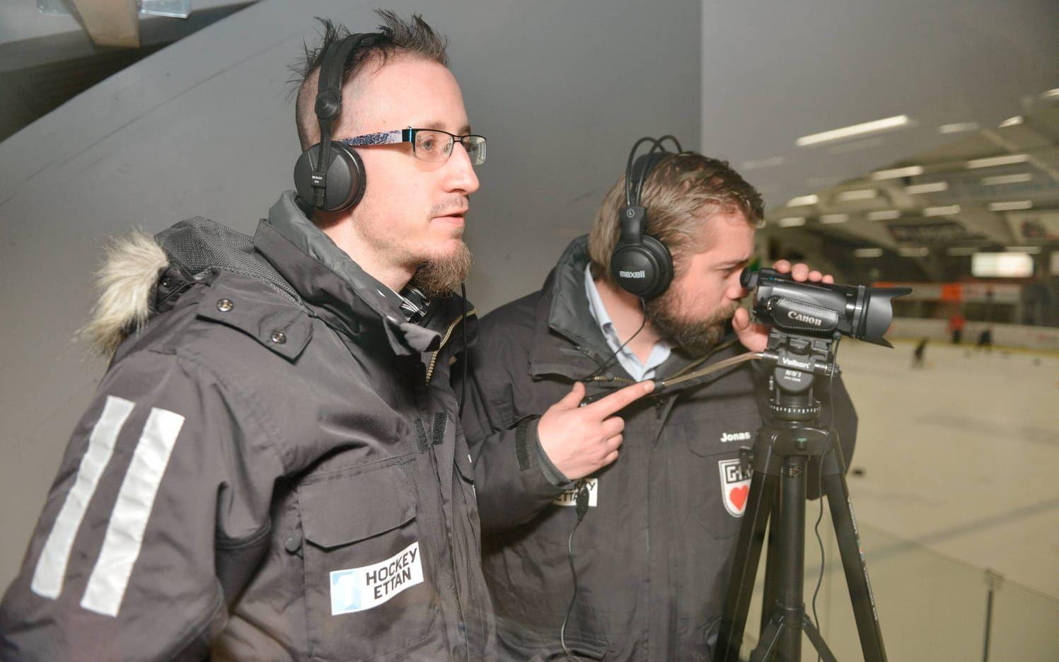 TV på plats. Kristoffer Bennemyr och Jonas Wallin, jobbar tillsammans med Niklas Karlsson (ej på bild) med GIKTV. De filmar alla matcher som direktsänds och finns att köpa på webben.