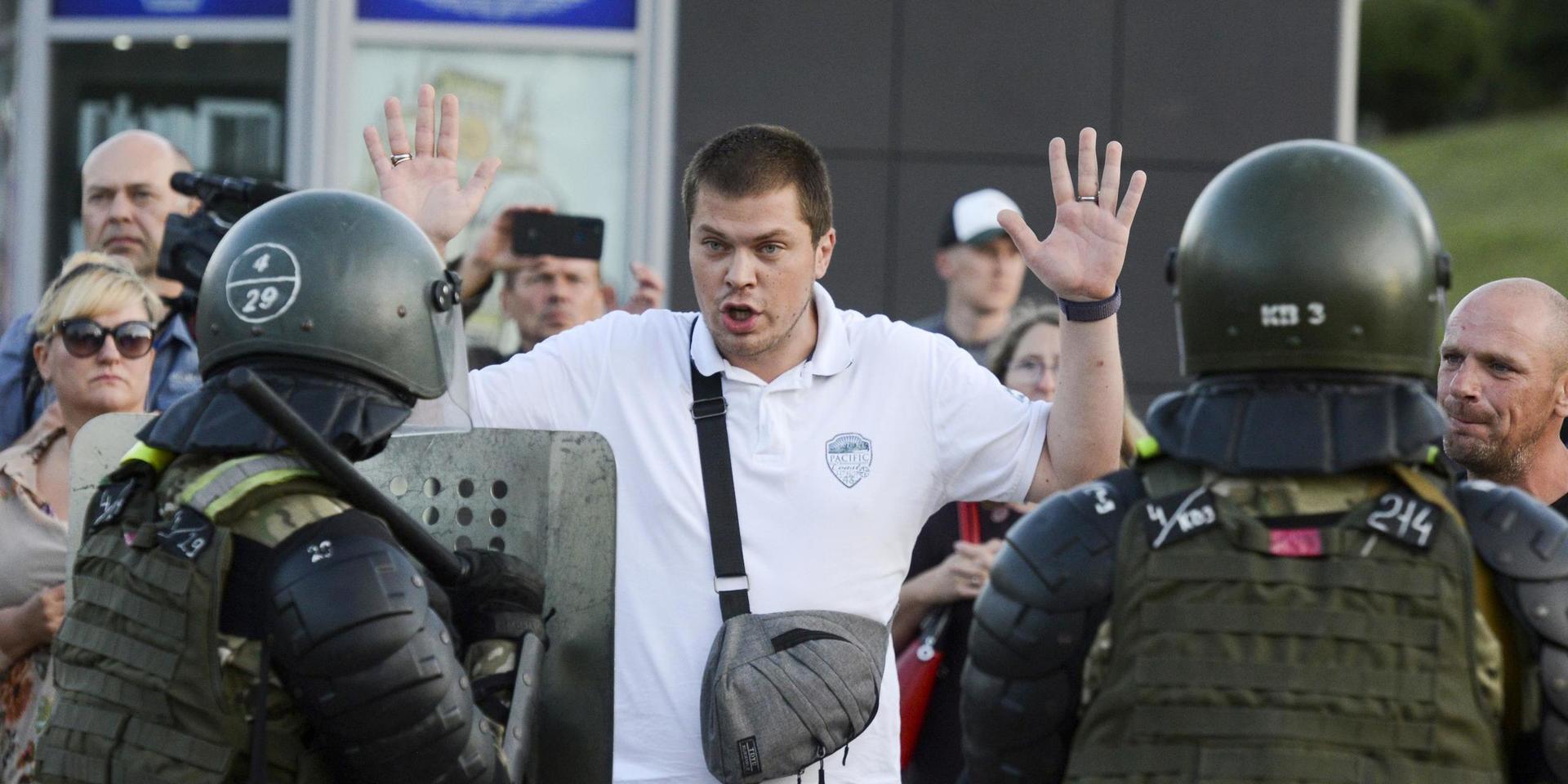 Polisen griper en oppositionsanhängare under tisdagens demonstrationer i Belarus huvudstad Minsk. 