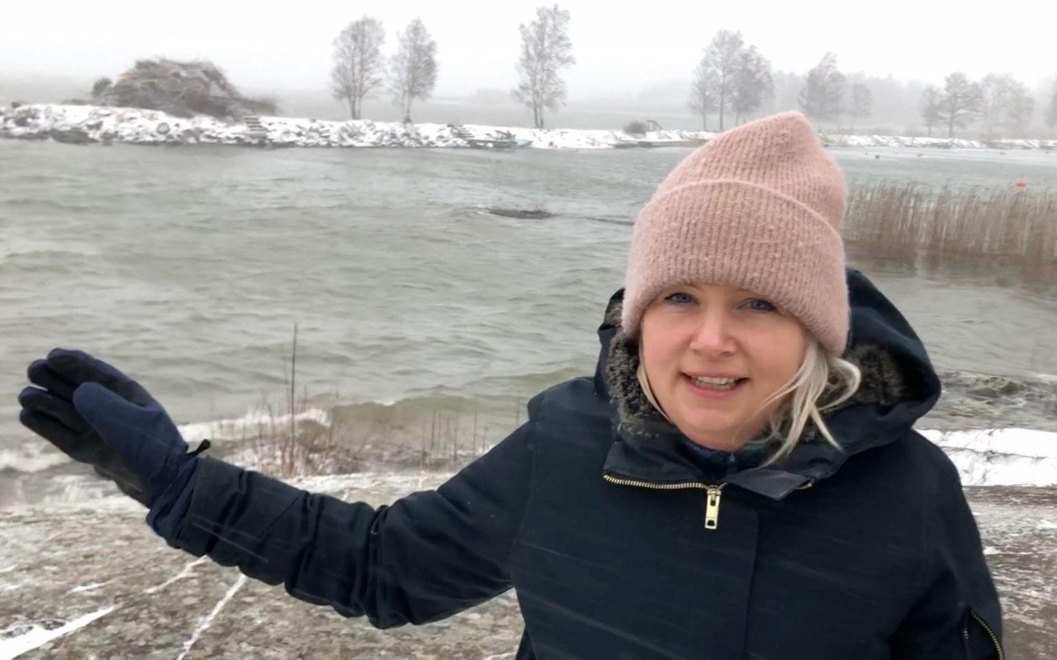 TTELA:s reporter Emma-Karin Björk är ute med fotografen Andreas Olsson vid Skräcklan för att kolla snöovädrets framfart.