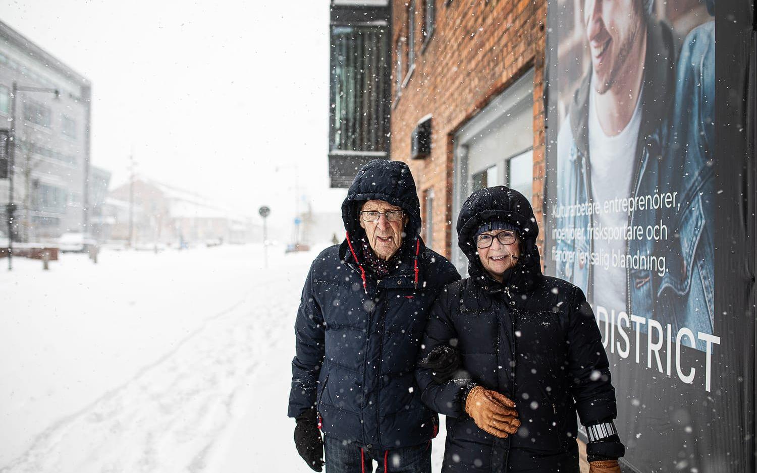Ivan Karlsson och Ewa Dahl valde buss istället för bil idag. – Så länge man inte behöver köra går det väl bra med det här vädret, säger Ewa Dahl.