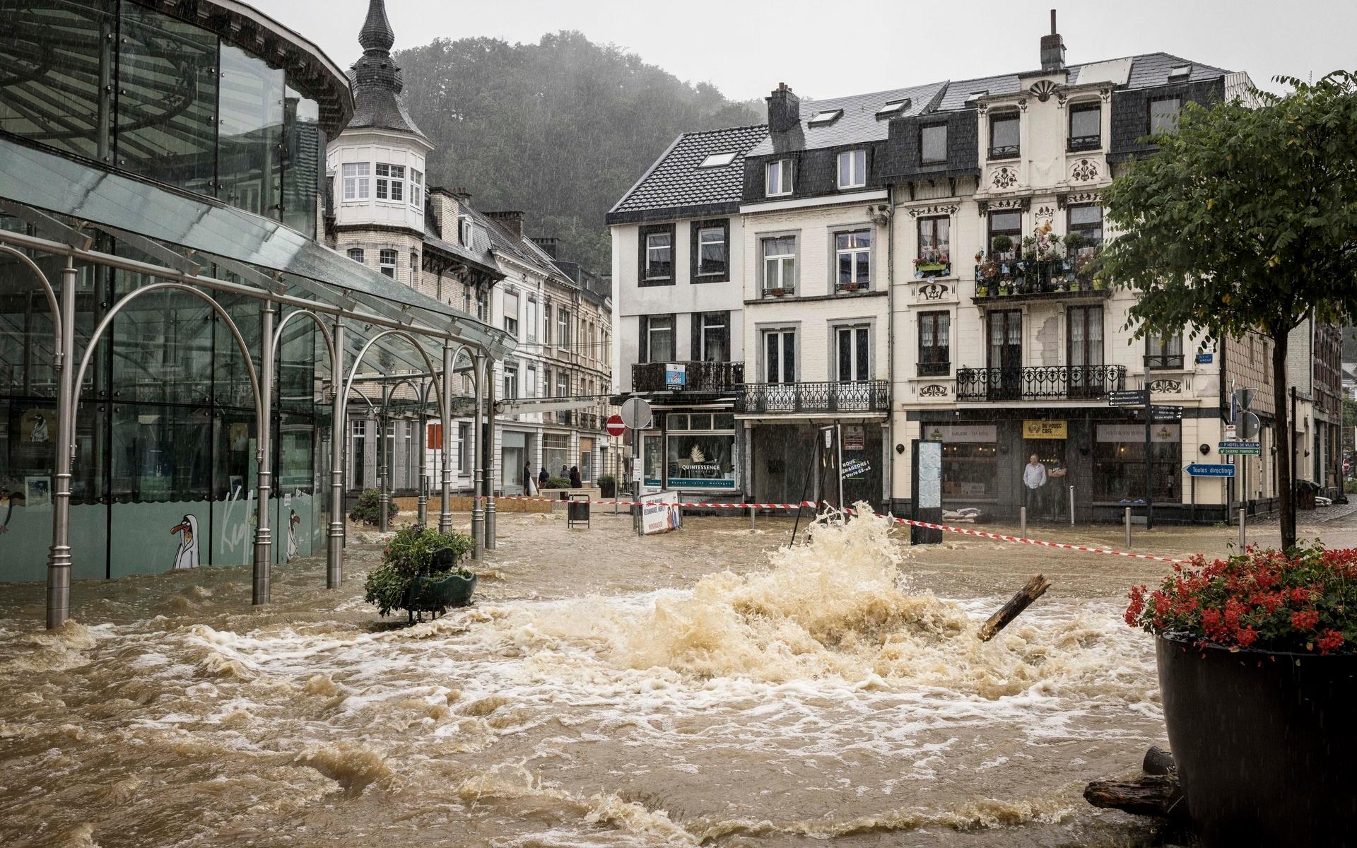 En butiksägare ser vattnet rinna nedför centrala gatorna i belgiska Spa.