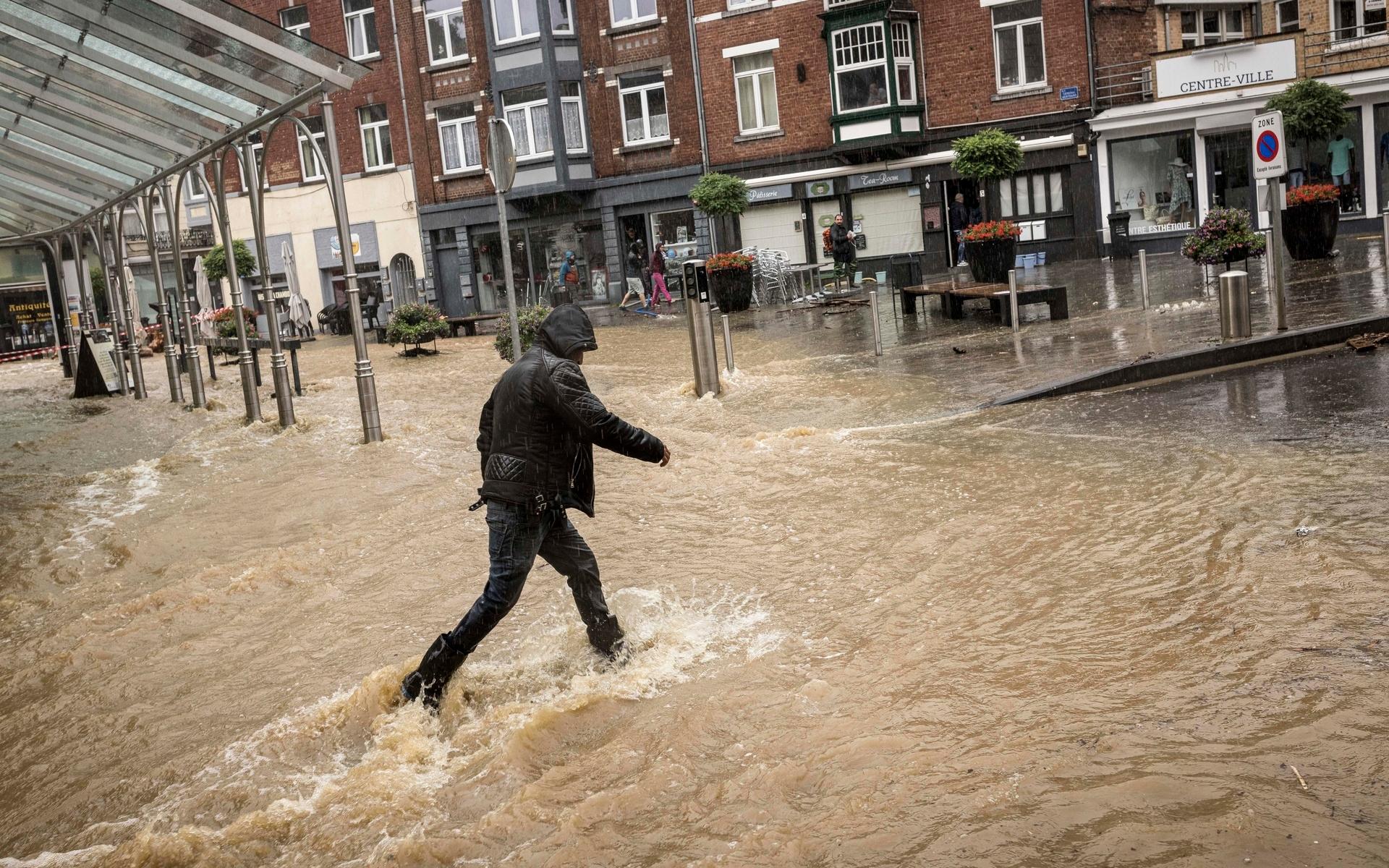 En man går i vattnet i centrala Spa i Belgien.