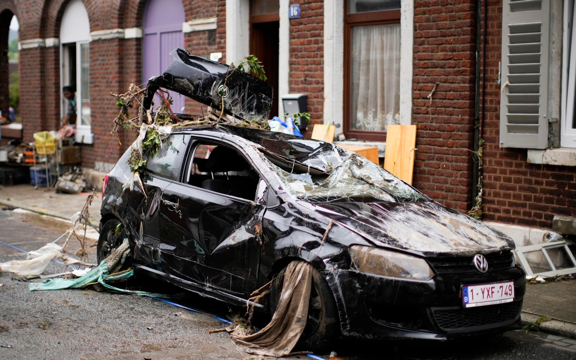 En bil är täckt med bråte på en gata i Ensival i Belgien.