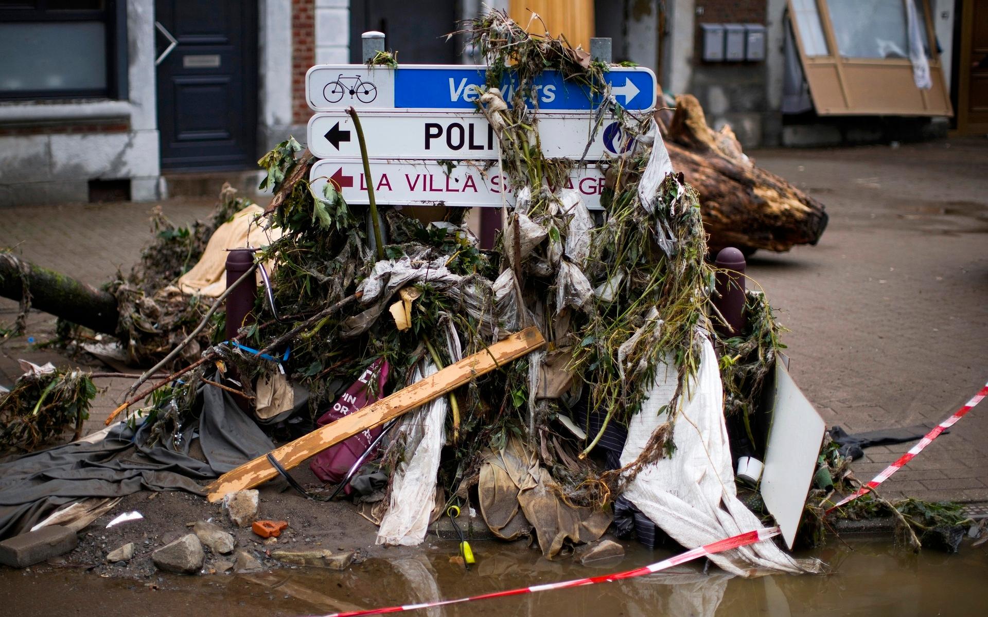Skyltar täcks med skräp efter översvämningarna i Ensival, Belgien.