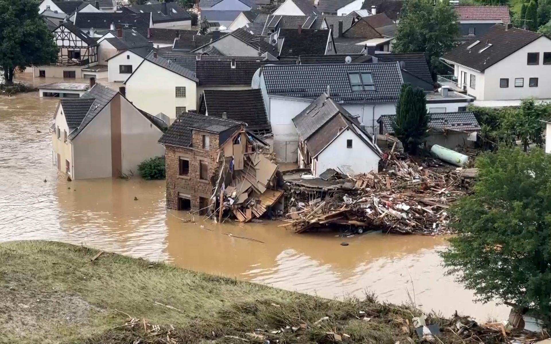 På flera orter har människor evakuerats till följd av översvämningarna. 