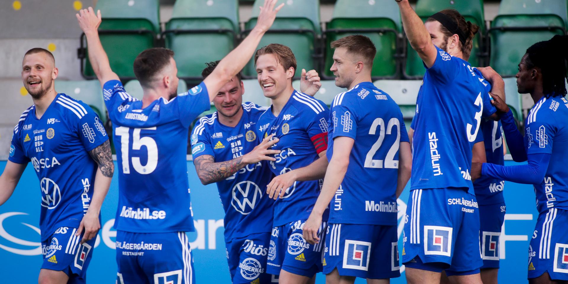 Sundsvalls lagkapten Daniel Stensson firas av lagkompisarna efter 1–0-målet mot Mjällby.