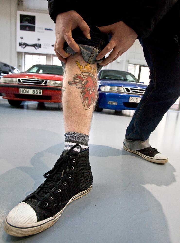 På Saabs bilmuseum var det fler besökare än en vanlig söndag. Däribland Timoor Gembickij som tatuerat in Saab-loggan på ena benet. 