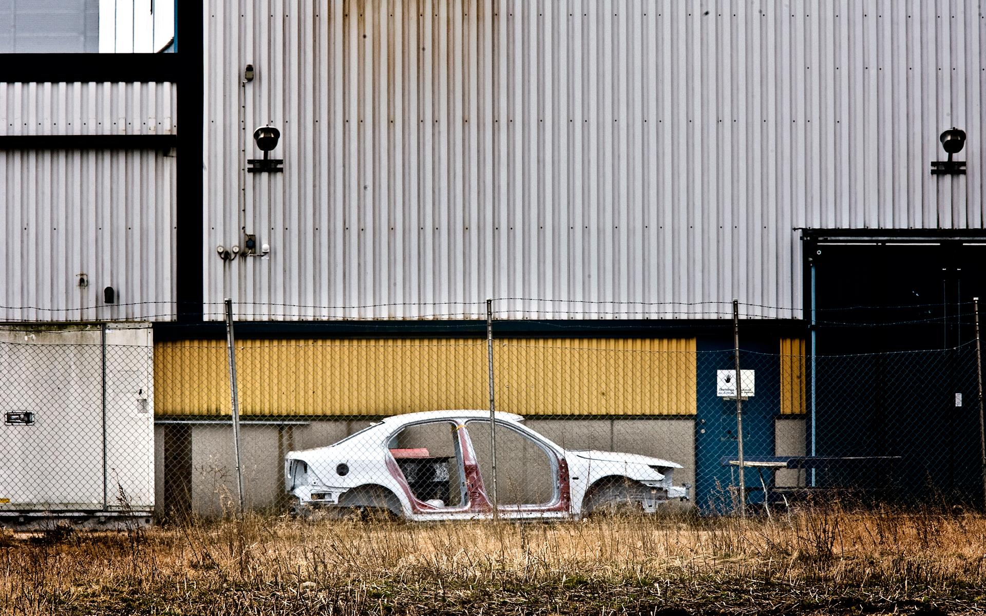 Saab Automobiles konkurs, en kaross står övergiven utanför karossverkstaden.