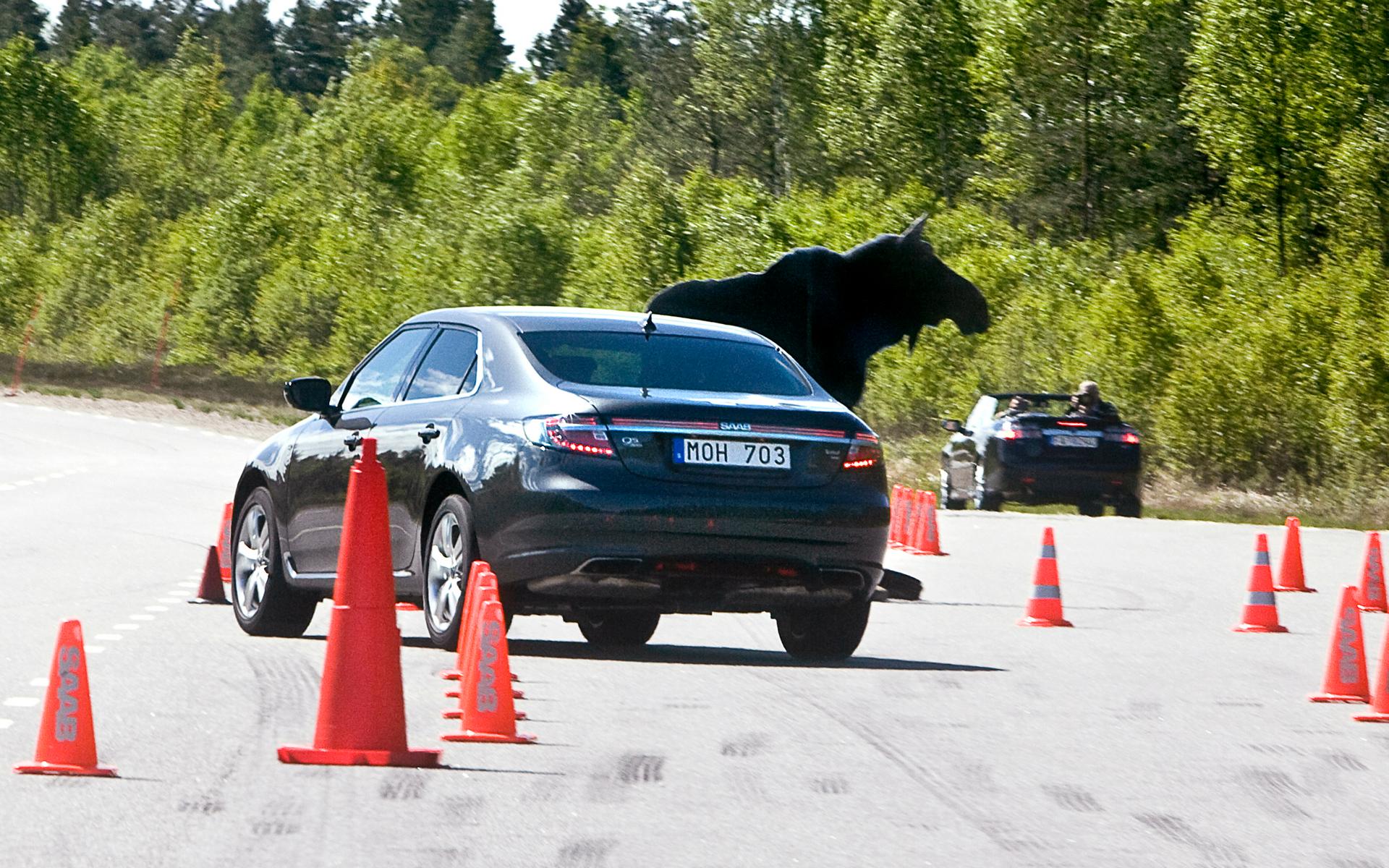 Saab lanserar nya 9-5. På testbanan i Hällered fick man köra bland älghinder och koner.