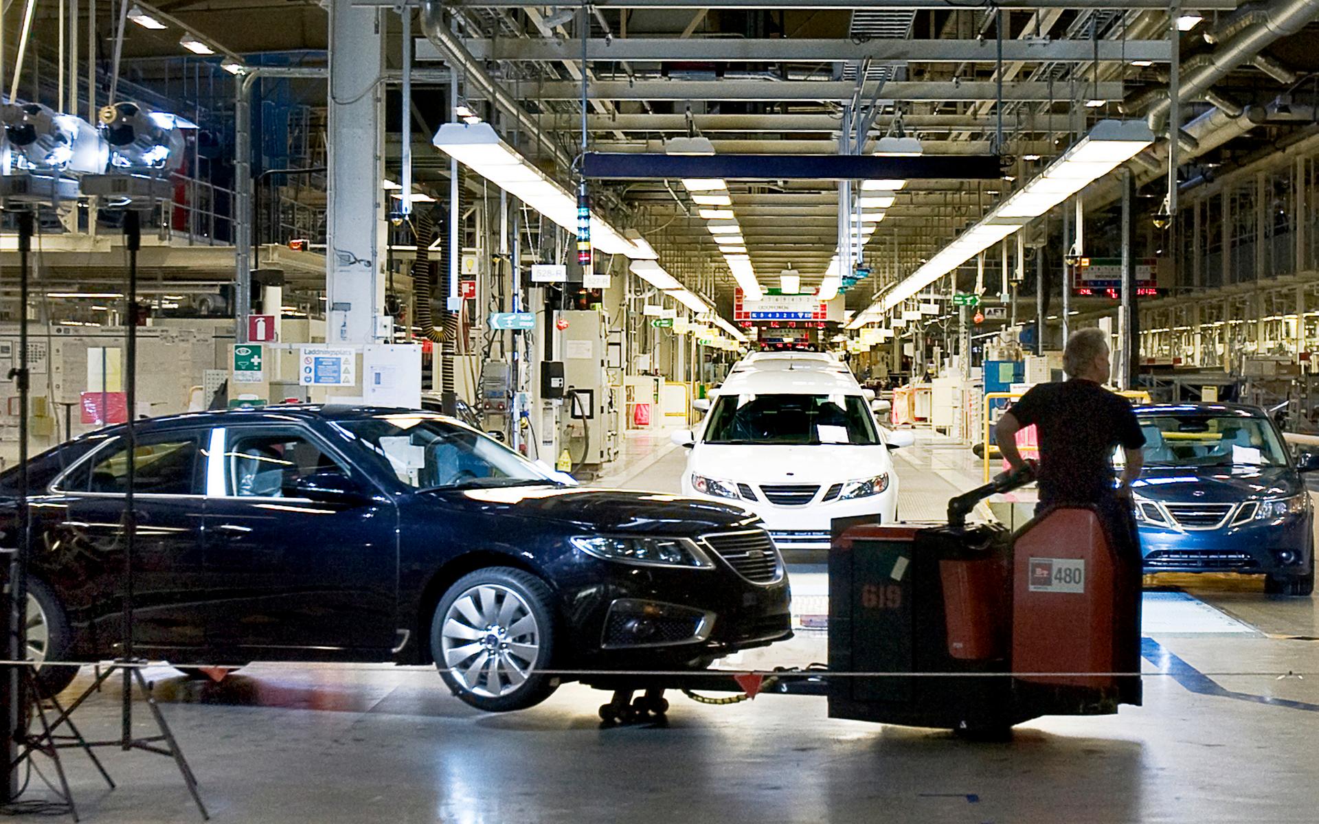 Saab lanserar sin nya 9-5.  I fabriken rullar bilarna av bandet tillsammans med 9-3-modellen.
