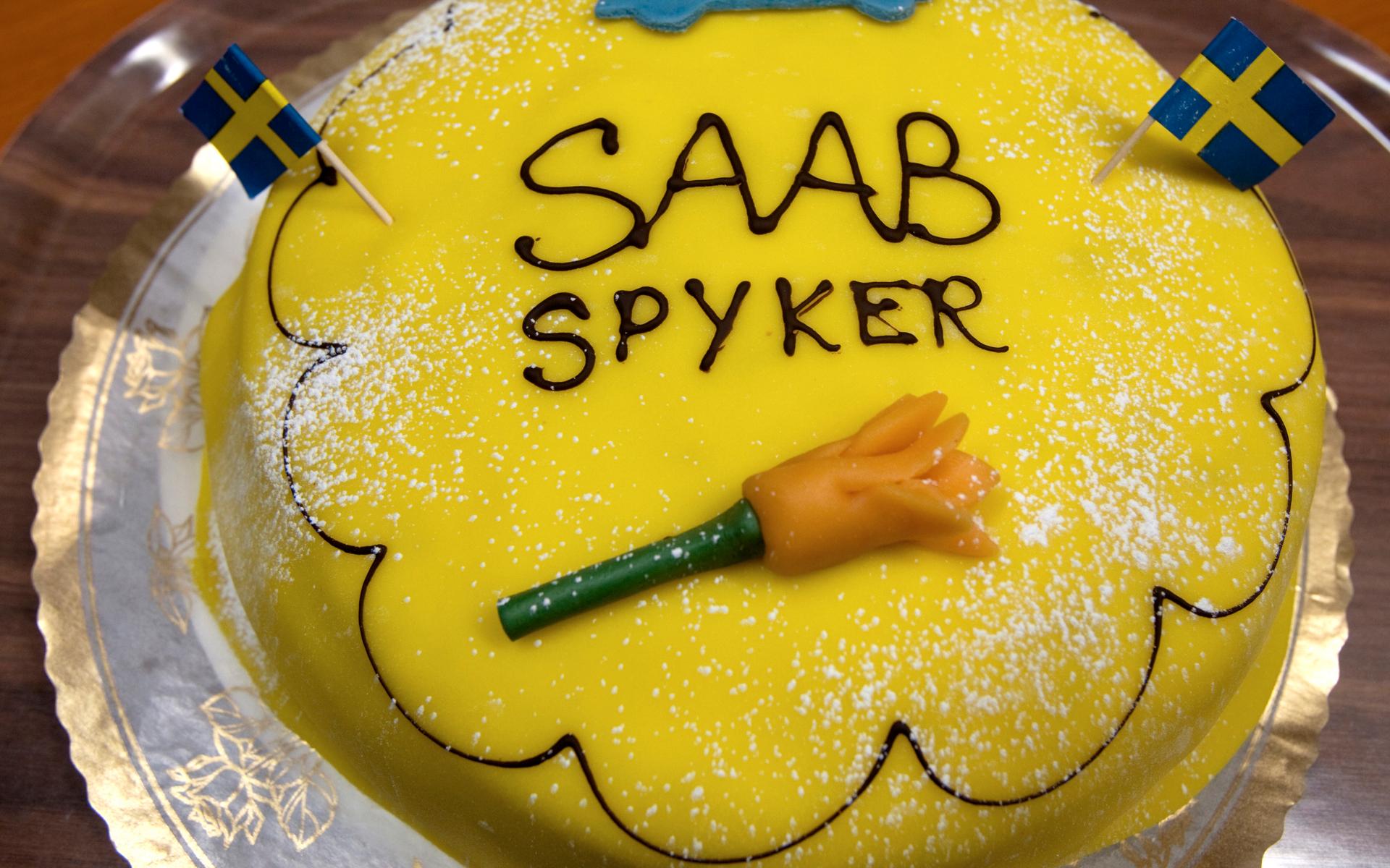 Gert-Inge Andersson kommunalråd (s), firar med  Saab-tårta  uinder KS-möte dagen efter besked om Saab-Spyker affären