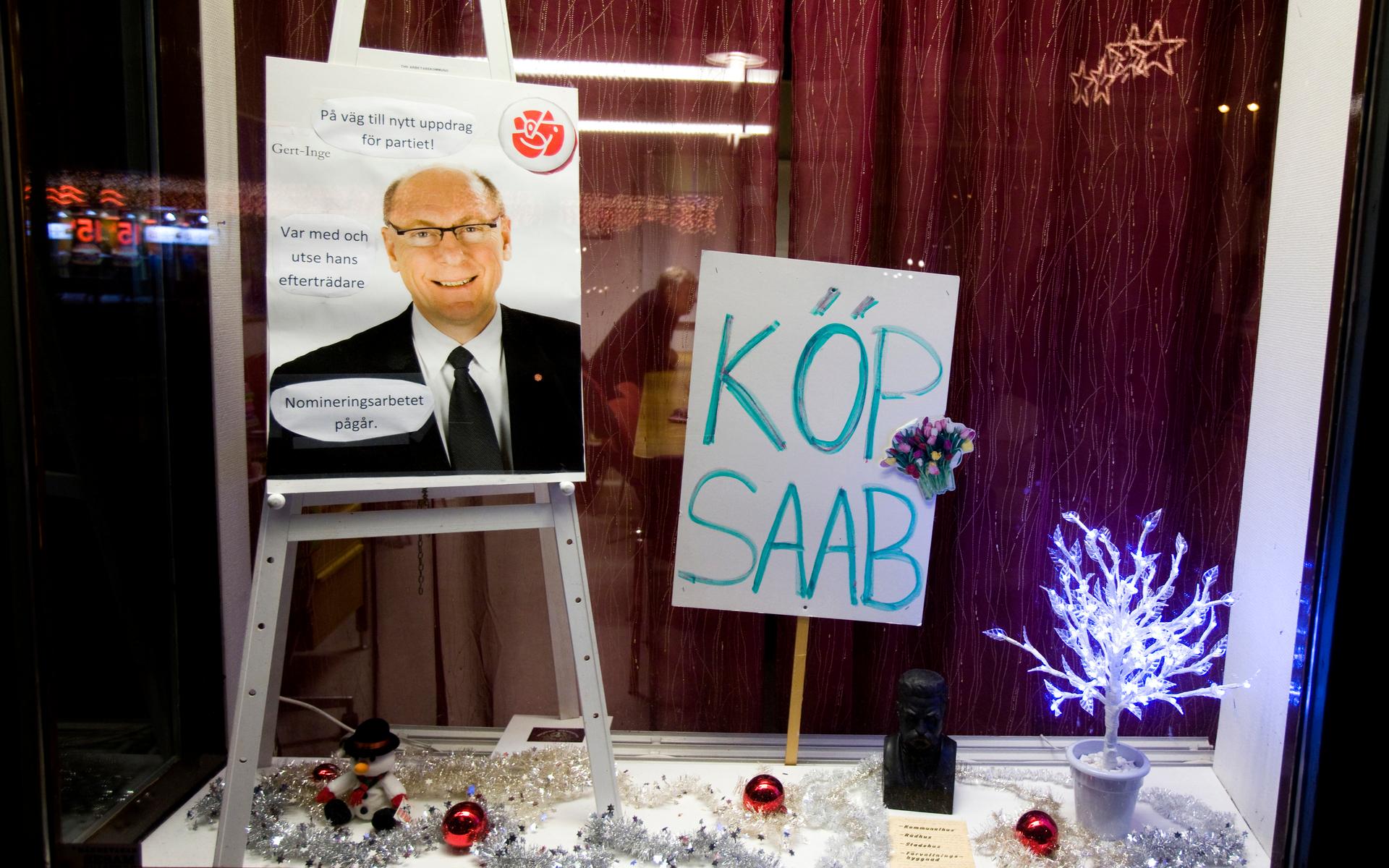 Köp Saab, skylt i fönstret hos ArbetarkommunenGert-Inge Andersson, (S) kommunalråd