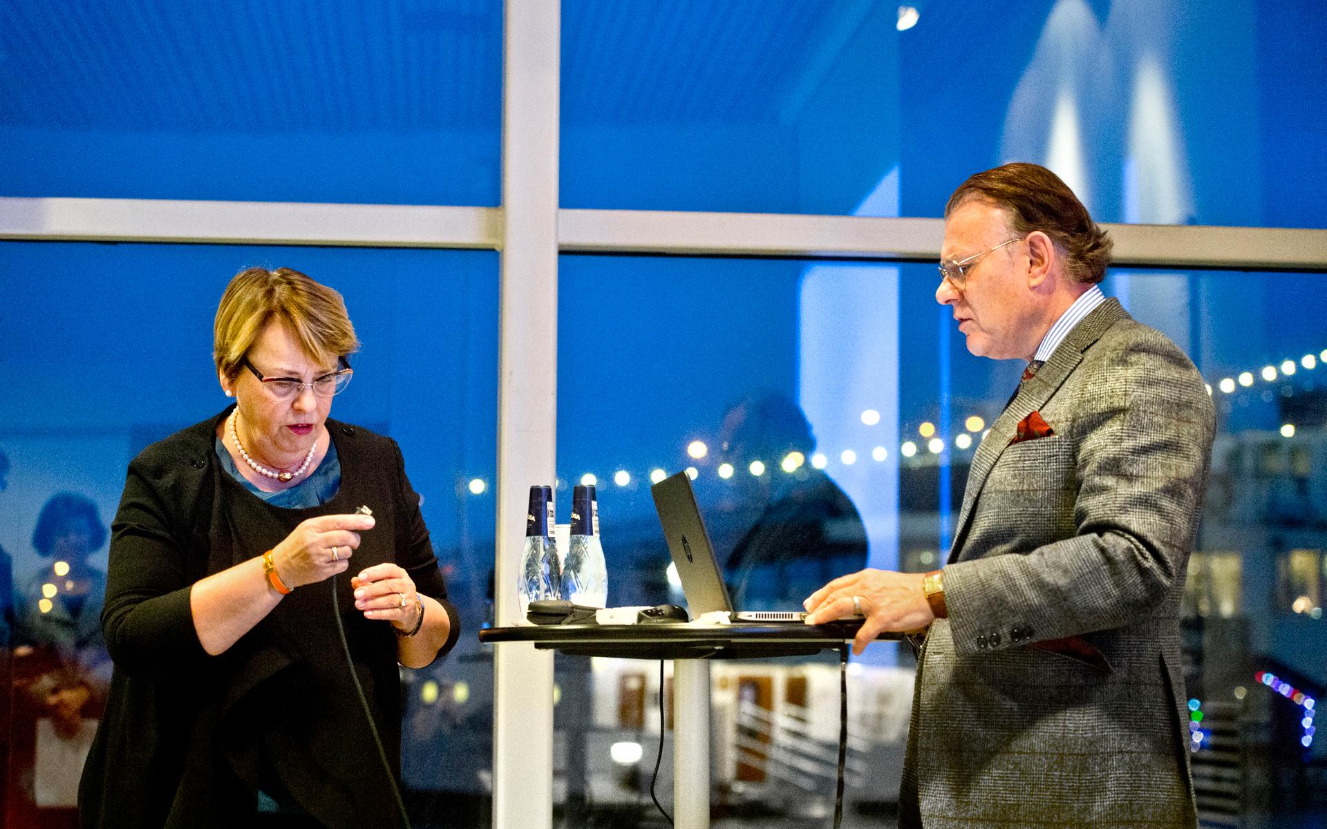 Halvvägs genom Saab-konkursen. Konkursförvaltarna Anne-Marie Pouteaux och Hans L Bergqvist håller presskonferens i Göteborg.