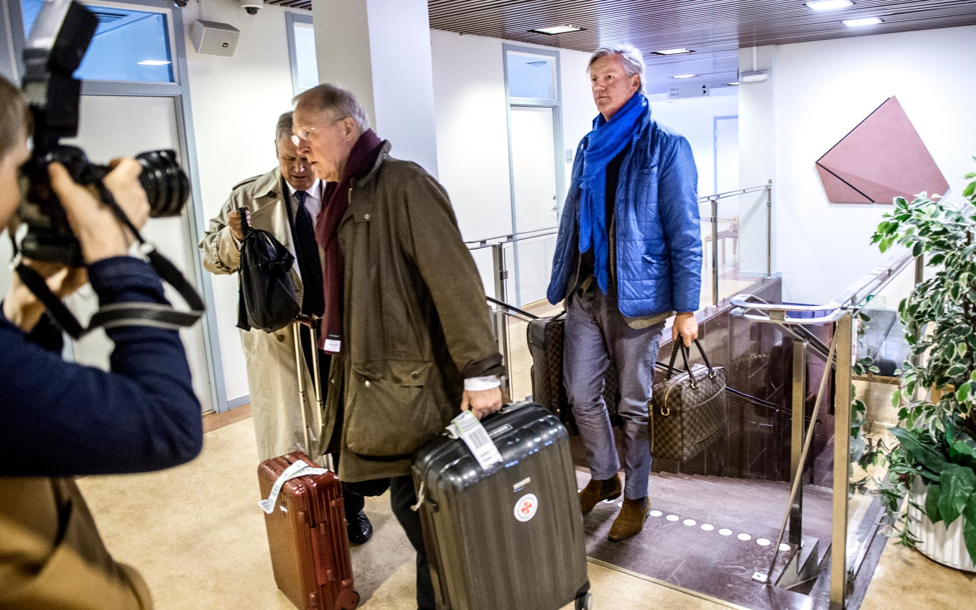 Bilden: Victor Muller anländer tillsammans med advokater Saab-rättegången i Vänersborgs tingsrätt den 21 februari 2017.