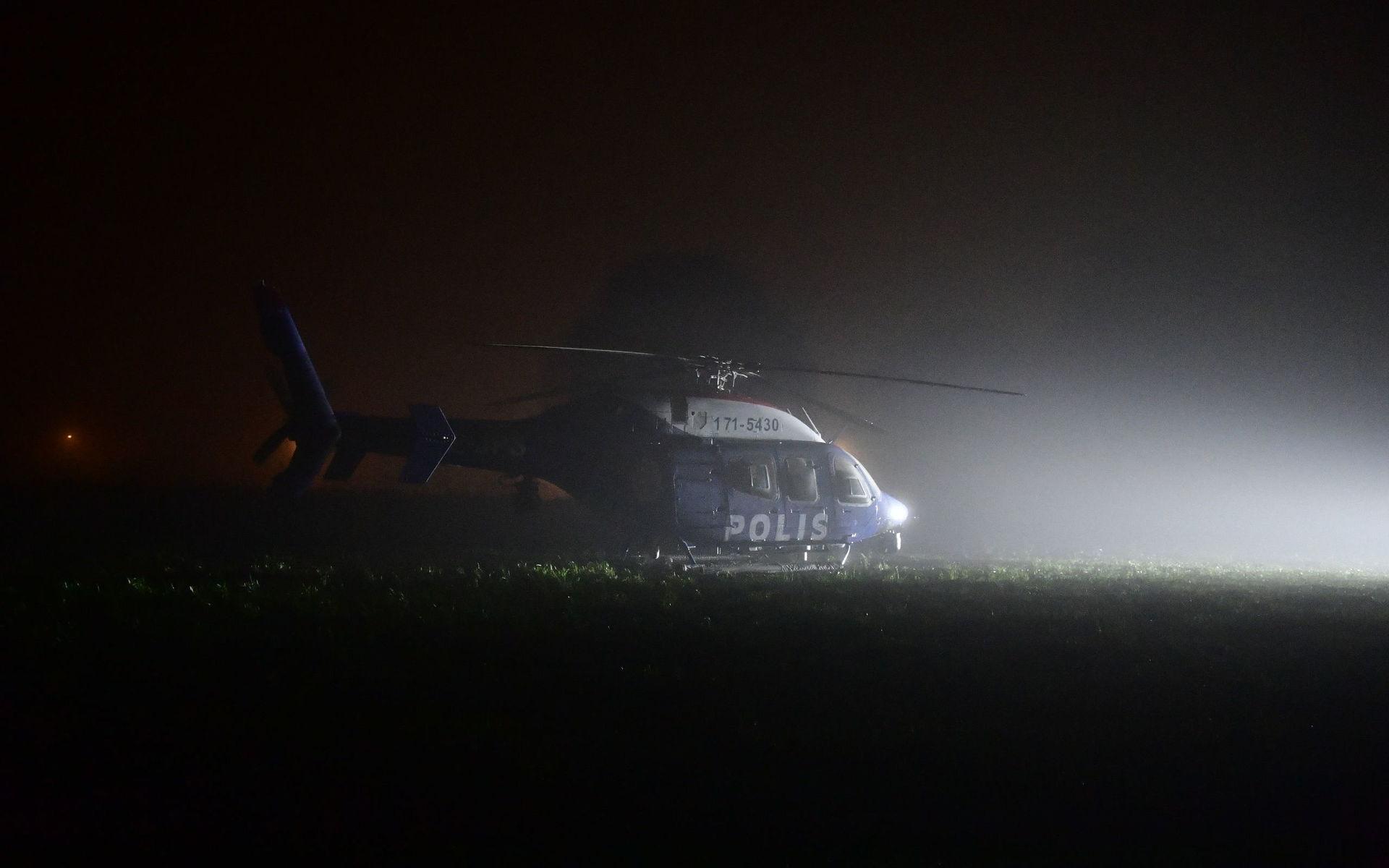 Dimman ställer till det i eftersöket då polisens helikopter inte kan flyga. 