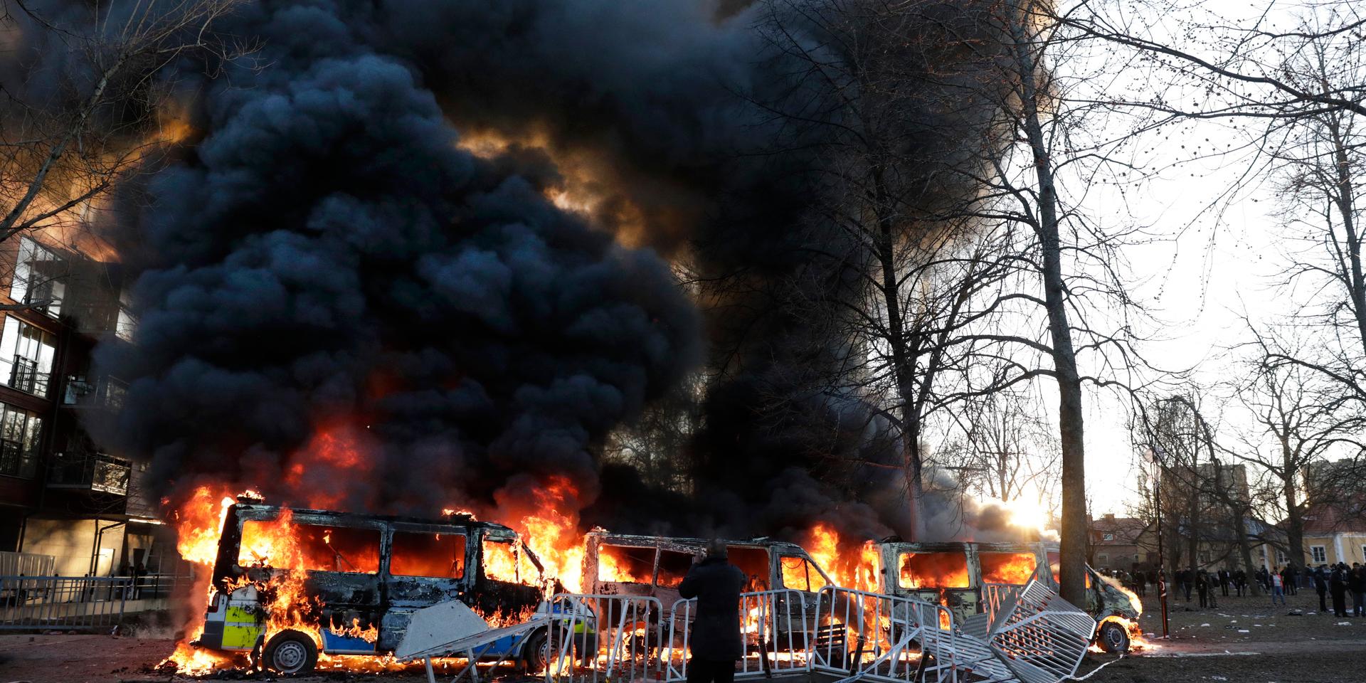 Attack. Brinnande polisbilar i Örebro under påskhelgen, då demonstrationer mot en koranbränning urartade till upplopp och våld mot poliser.