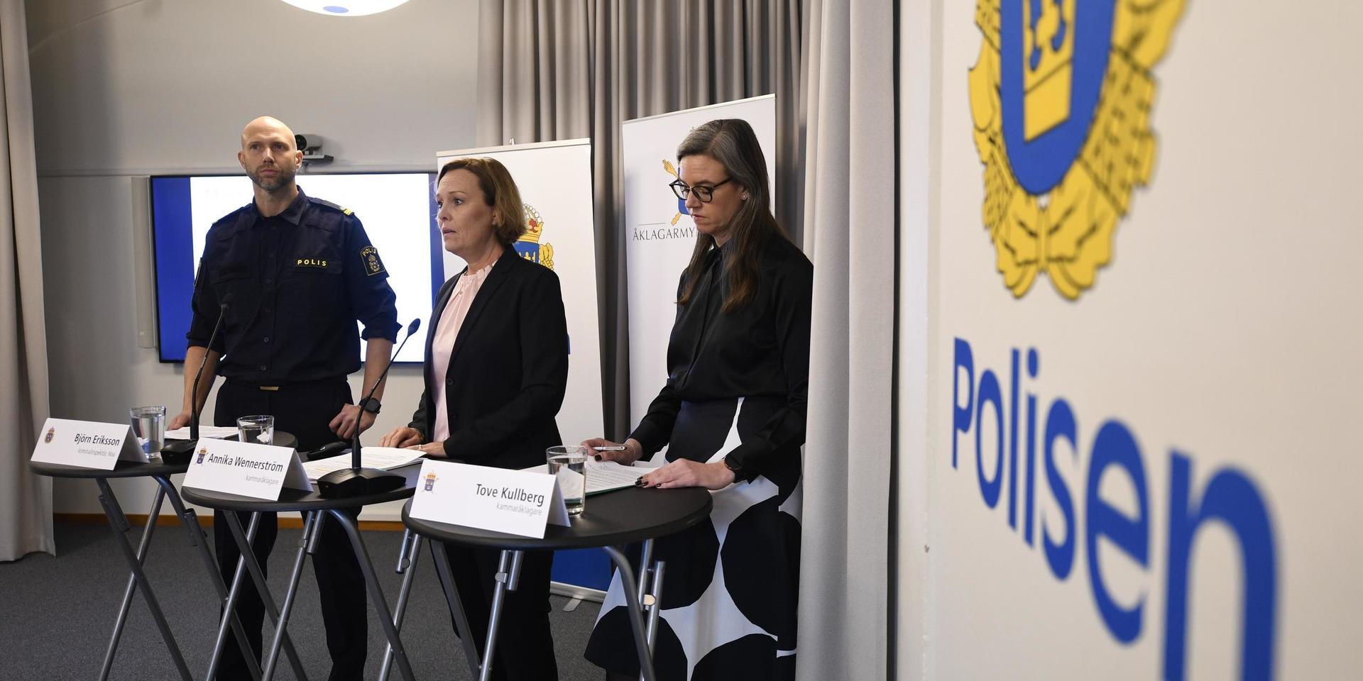 Björn Eriksson, kriminalinspektör vid nationella operativa avdelningen på polisen och åklagarna Annika Wennerström, och Tove Kullberg under en pressträff där åtalet mot 28-åringen och fyra andra personer presenterades. Arkivbild.