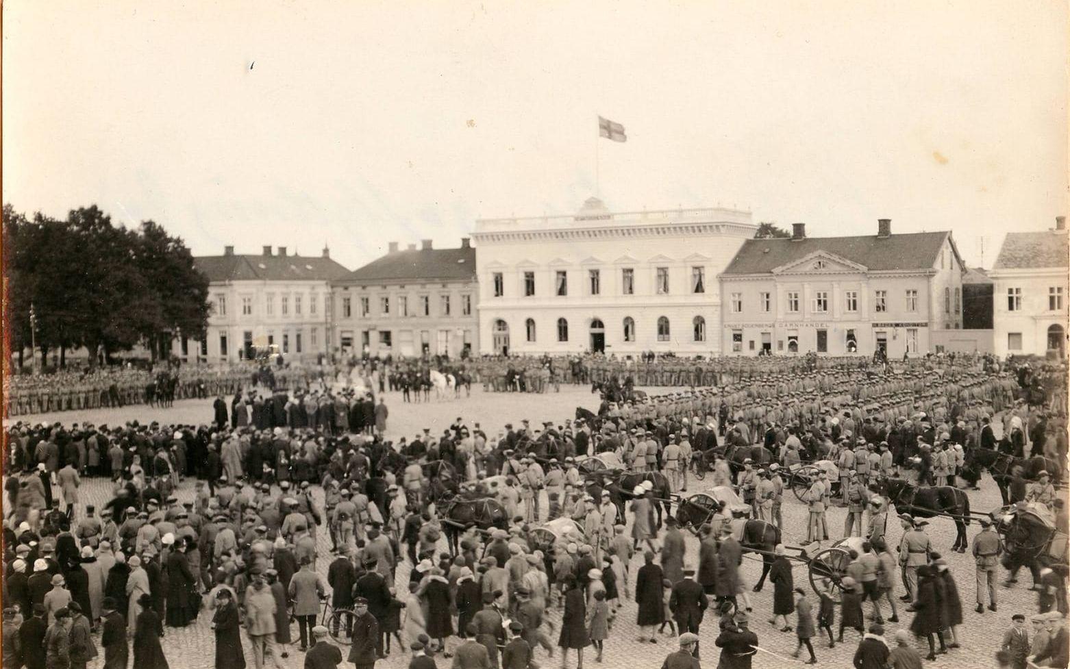 I december 1916 anlände Kungliga Västgöta regemente till Vänersborg, varvid de togs emot av folkmassor och borgmästare Linnell på torget. Bild: Vänersborgs museum.