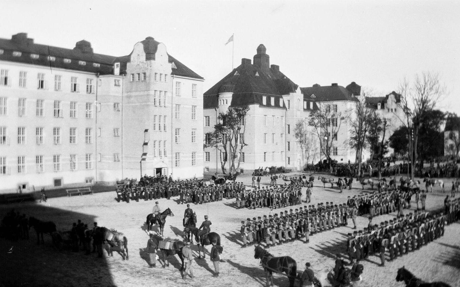 Uppställning framför kasernerna medan regementet fortfarande var aktivt. Bild: Vänersborgs museum.