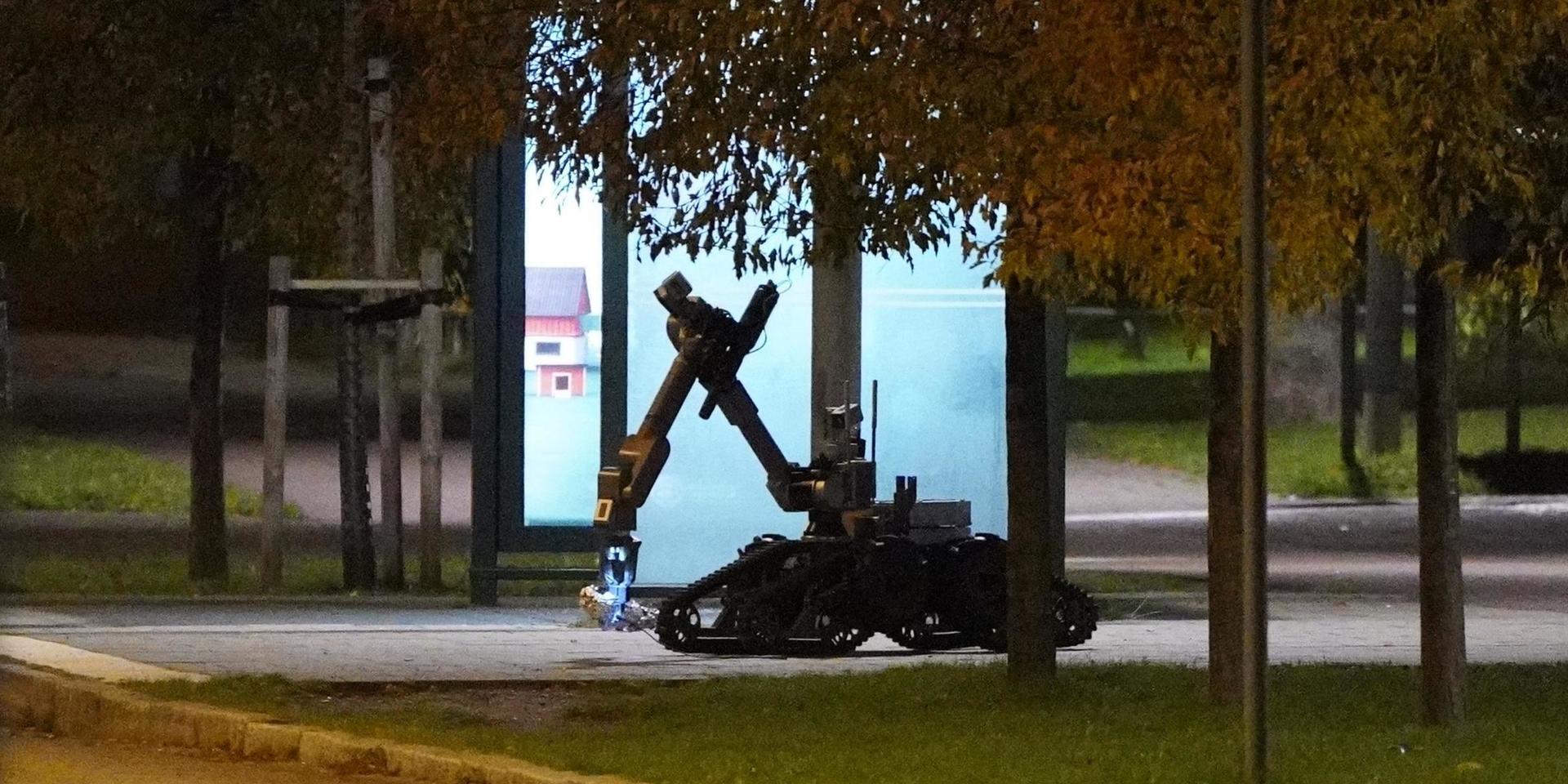 NBS bombrobot kontrollerar föremålet som finns vid en busshållplats.